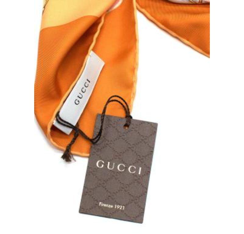 Gucci - Foulard en soie imprimé de breloques orange en vente 3