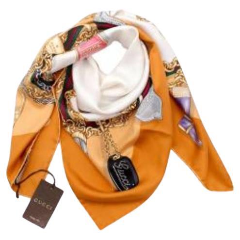 Gucci - Foulard en soie imprimé de breloques orange en vente