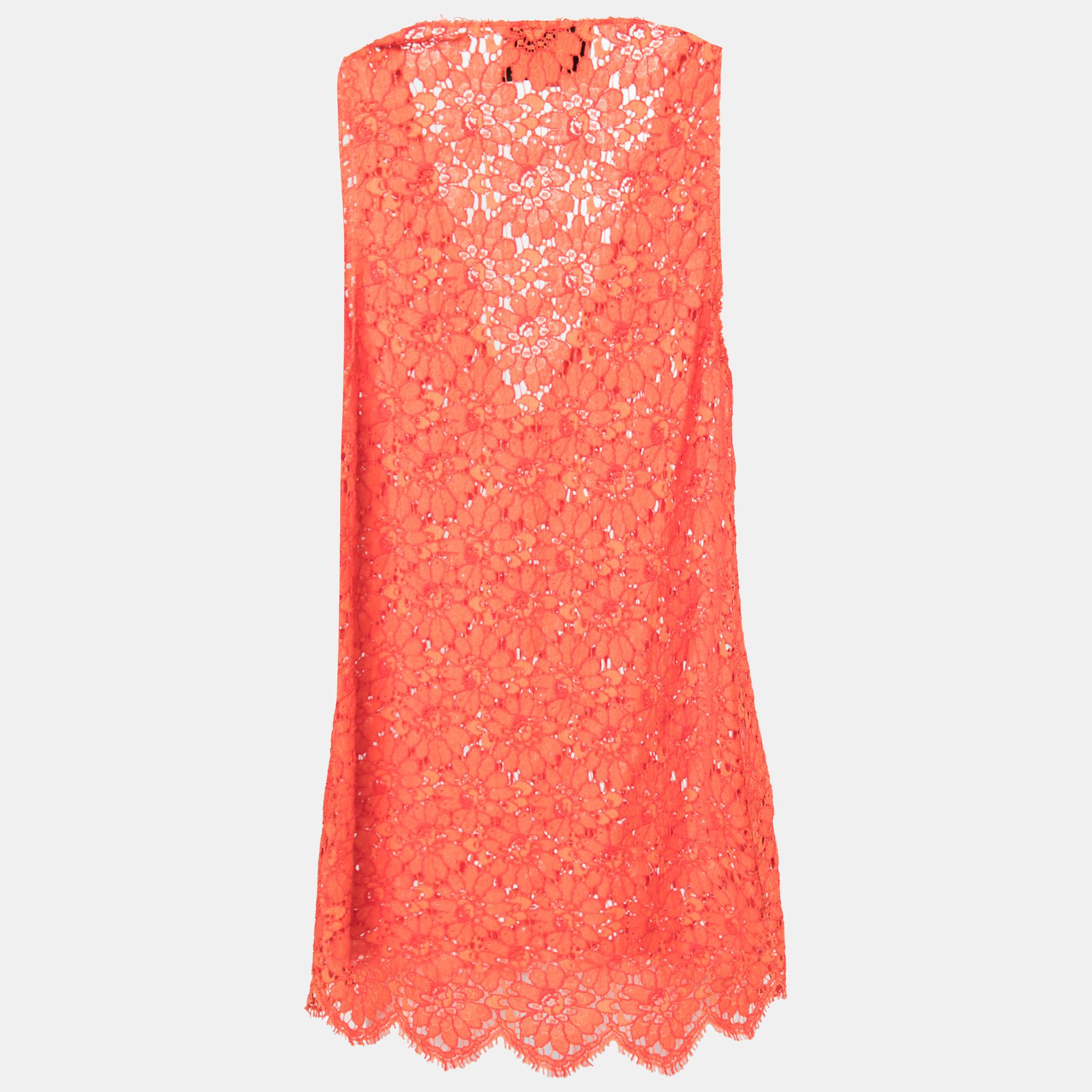 Intricately fashioned into a chic lacy silhouette, this top from the House of Gucci is a gorgeous creation you don't want to miss! It is stitched using orange floral lace and flaunts a sleeveless style and V-shaped neckline. Wear this top with a
