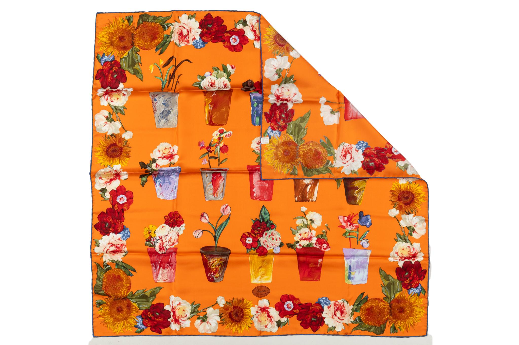 Leuchtend orangefarbener Seidenschal von Gucci mit handgerollten Kanten. Blumenvasen mit fröhlichem Design.