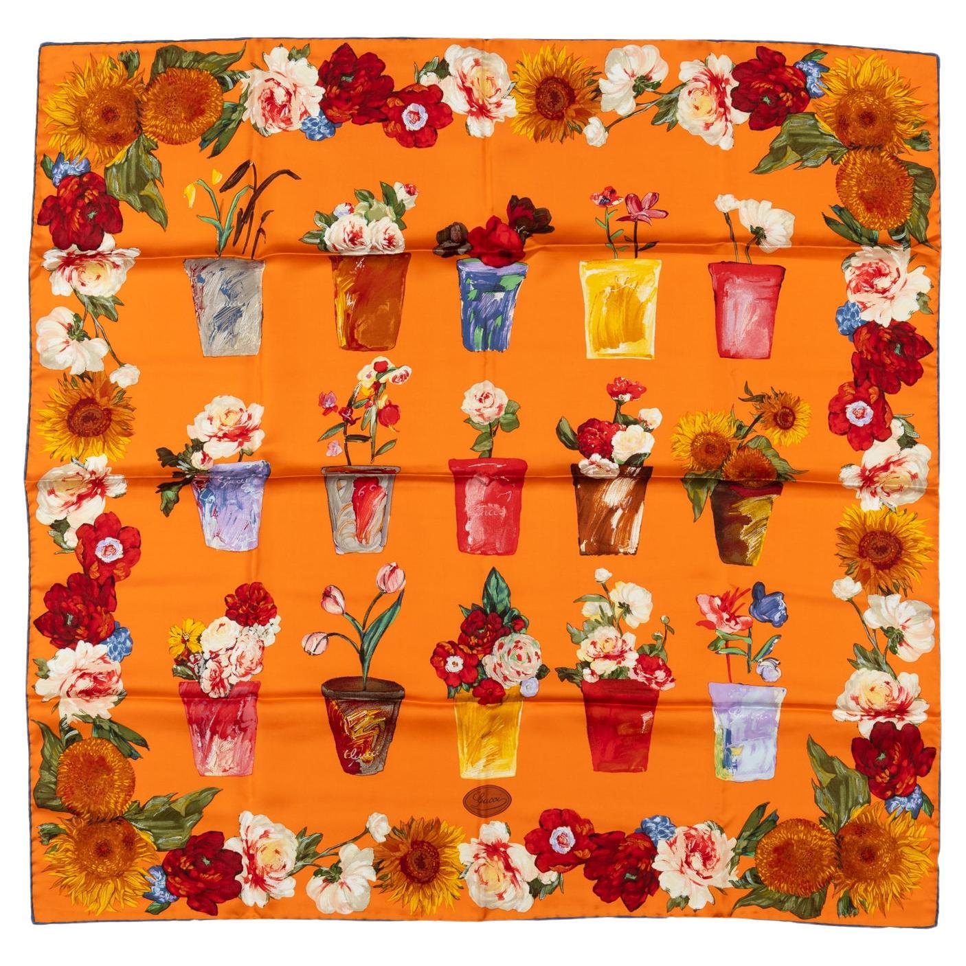 Orangefarbene Blumenvasen von Gucci aus Seidenschal im Angebot