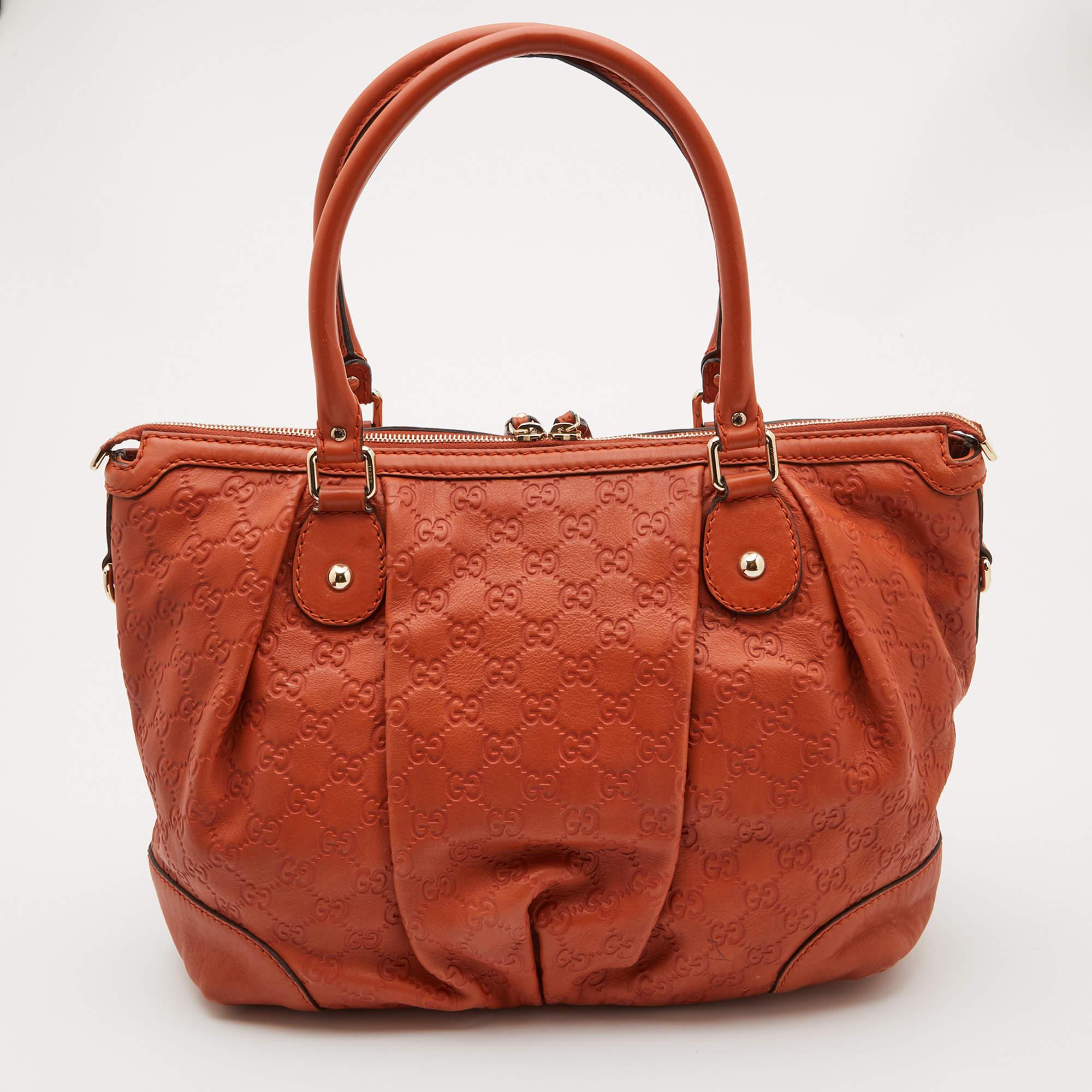 The Sukey is one of the best-selling designs from Gucci and we believe you deserve to have one too. Crafted from Guccissima leather and equipped with a spacious interior, this bag will work perfectly with any outfit. It is complete with two handles