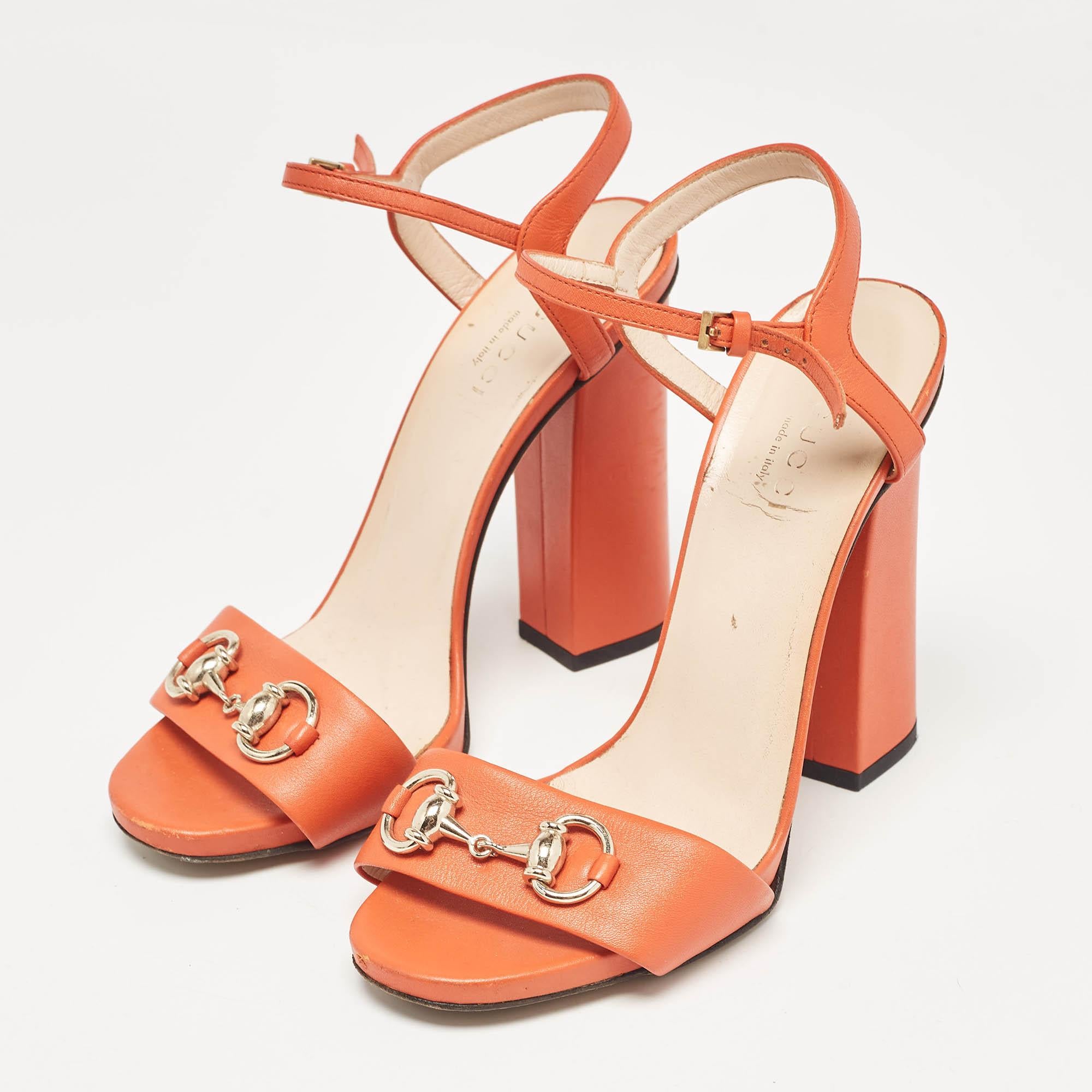 Questi sandali incorniceranno i tuoi piedi in modo elegante. Realizzate con materiali di qualità, presentano un design di classe e solette confortevoli.