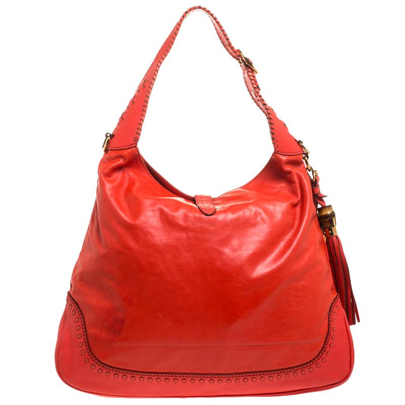 A handbag should not only be good looking but also durable, just like this Jackie hobo from Gucci. Crafted from orange leather this gorgeous bag has the signature piston closure that opens up to a spacious nylon interior. Complete with a shoulder