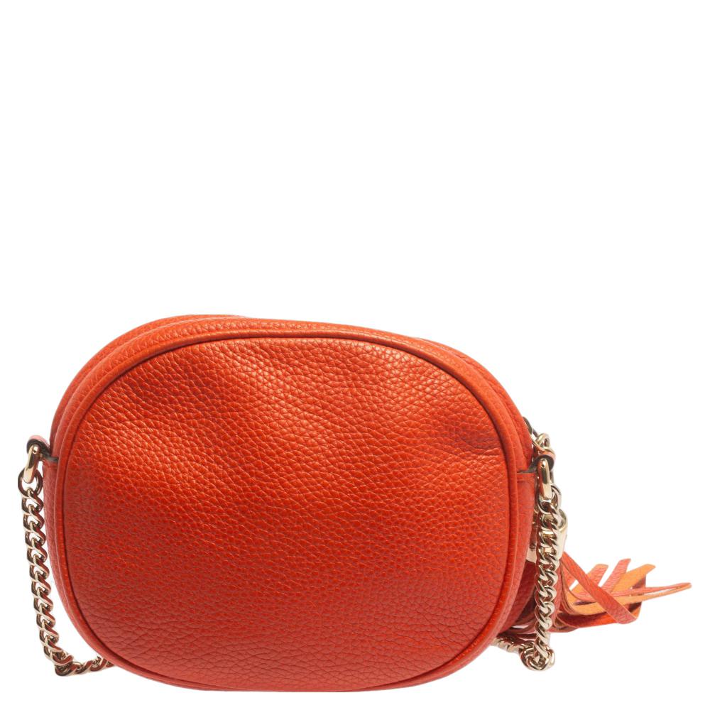 Ideal for both evening and daytime outings, this Gucci Soho Disco bag deserves to be in your closet. Made from orange leather, the exterior features an oversized interlocking G logo on the front, and the interior is secured by a zip closure. The bag