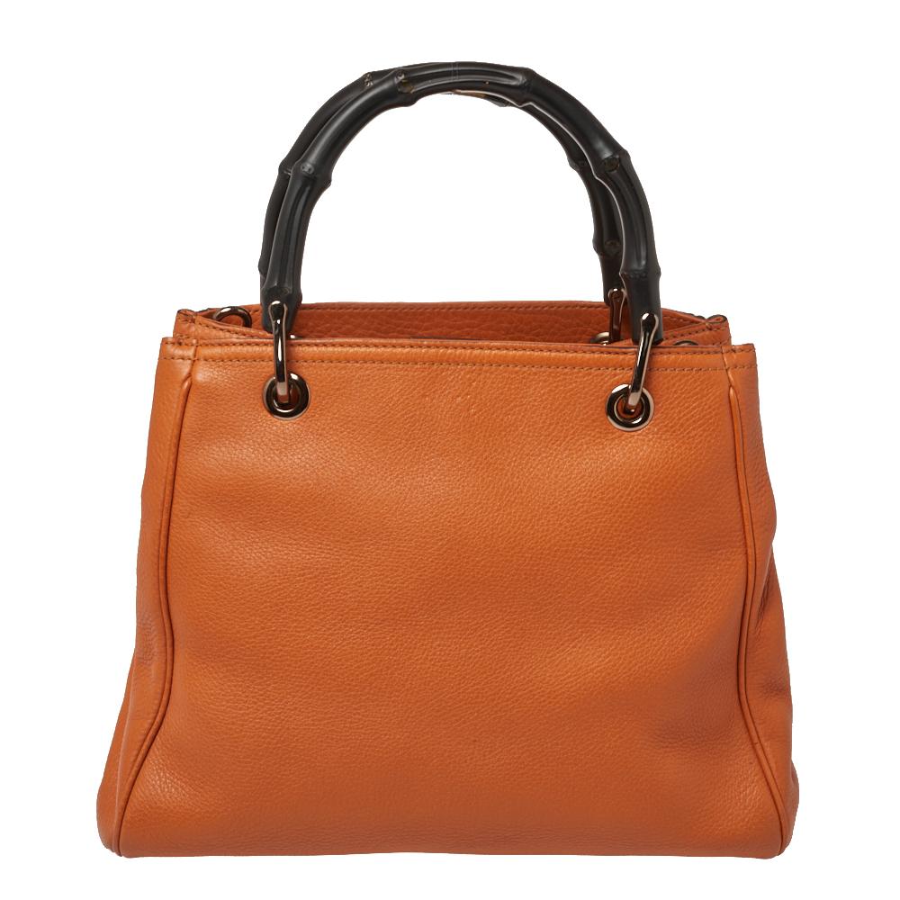 Made by Gucci, this tote is a perfect balance of elegance and practical utility. A fresh take on femininity, this bag stitched from leather is fabulous to elevate your ensembles. It has been lined with canvas to keep your essentials handy.