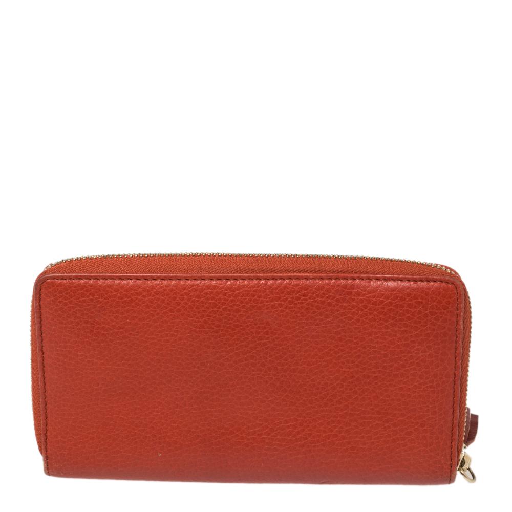 This wallet from Gucci is one creation a fashionista like you must own. It has been wonderfully crafted from orange leather. The zipper has an attached tassel and opens to reveal multiple card slots and a zipped compartment.

