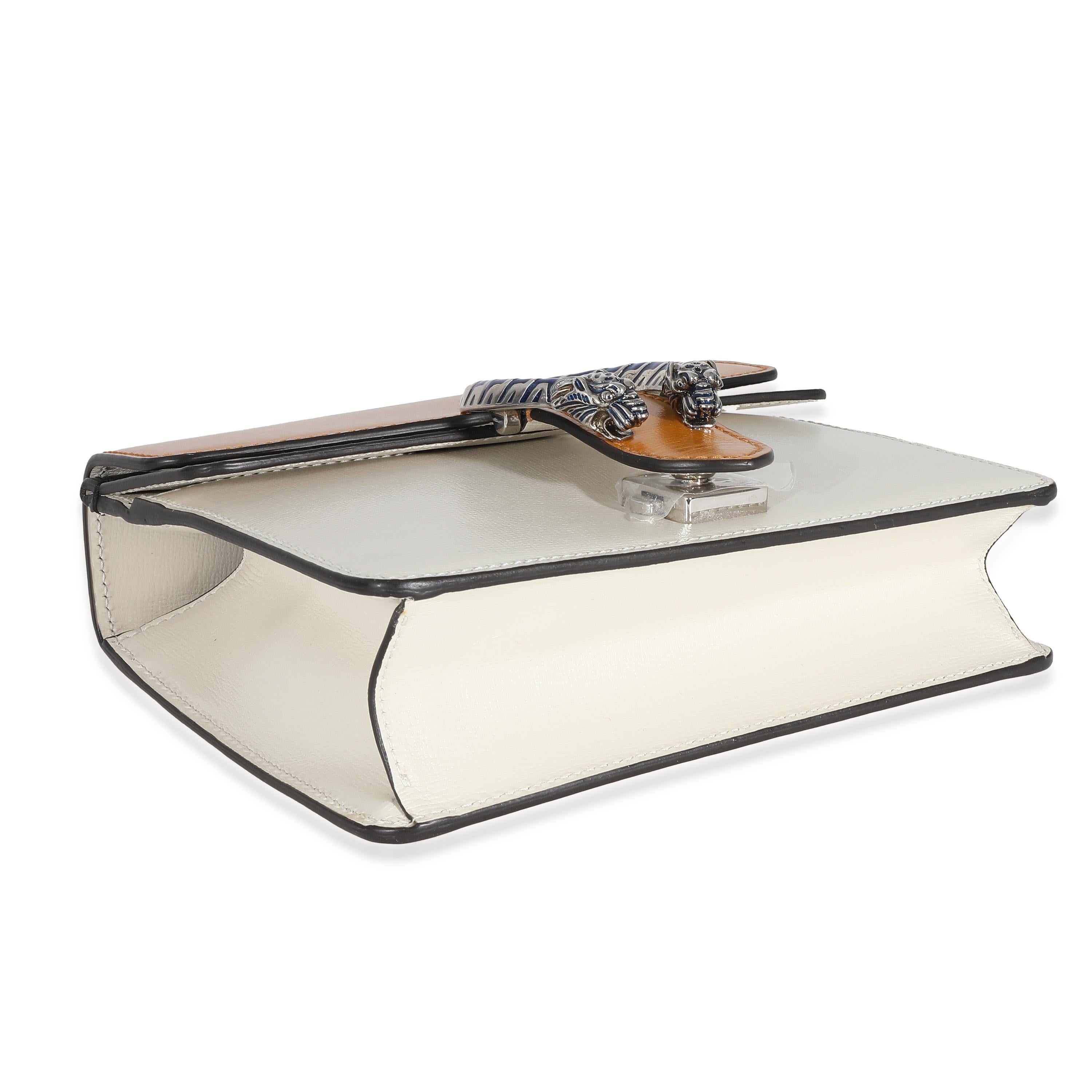 Título del listado: Gucci Naranja Azul Marino Crema Piel Tricolor Esmalte Mini Dionysus
SKU: 135178
Estado: Seminuevo 
Descripción del estado: El bolso crossbody Dionysus de Gucci, que arrasó en el mundo de la moda en 2015, recibe su nombre del dios