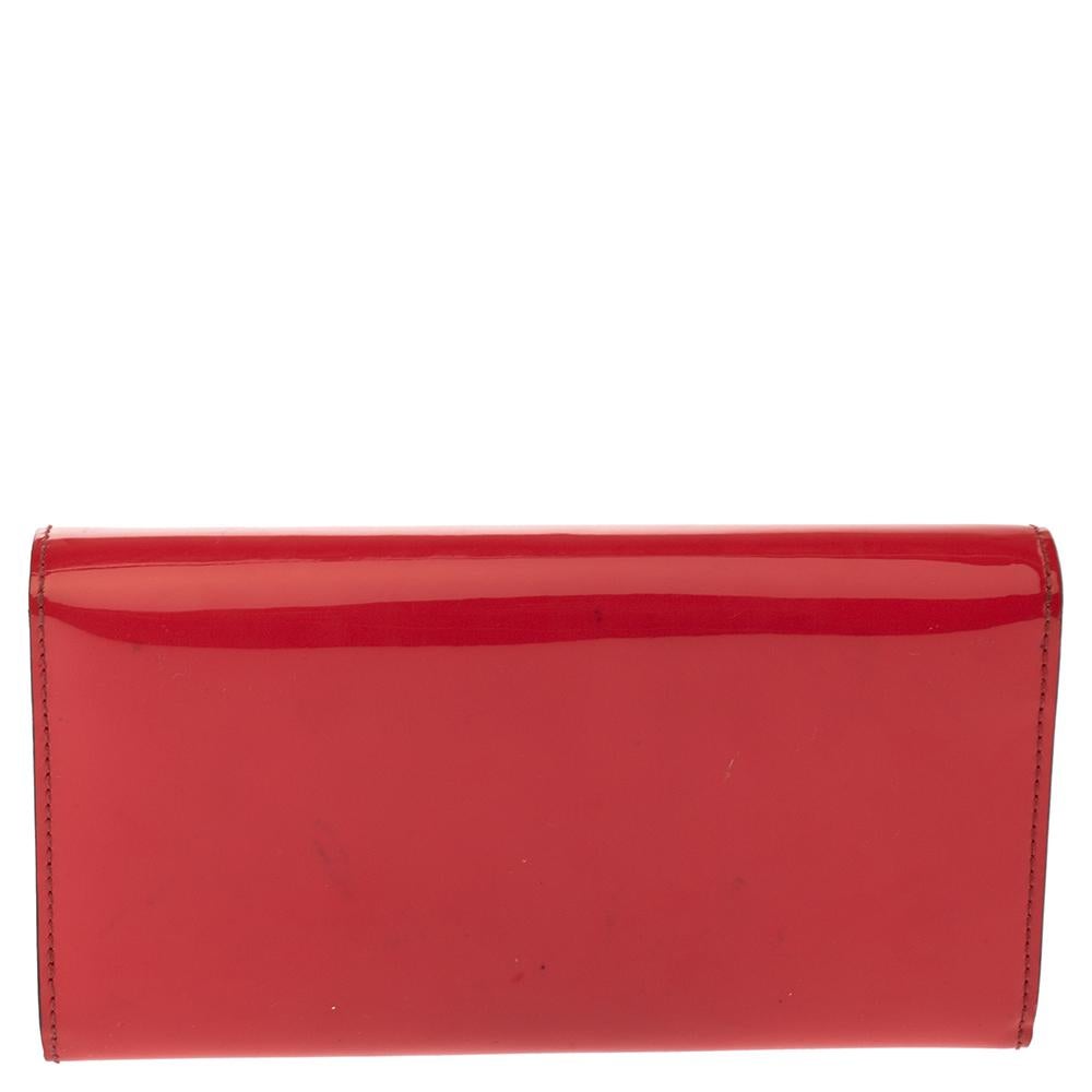 A beautiful wallet for stylish women, this Gucci continental wallet is perfect to carry along with you while you step out to run errands. Crafted in orange patent leather, this wallet has a flap with the signature Horsebit in gold-tone to complete