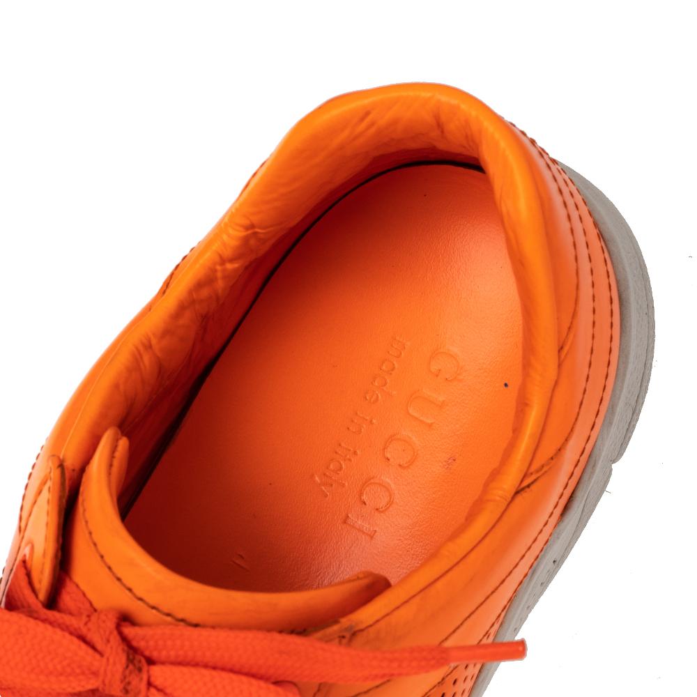 Gucci - Baskets basses en cuir perforé orange, taille 41 Bon état - En vente à Dubai, Al Qouz 2