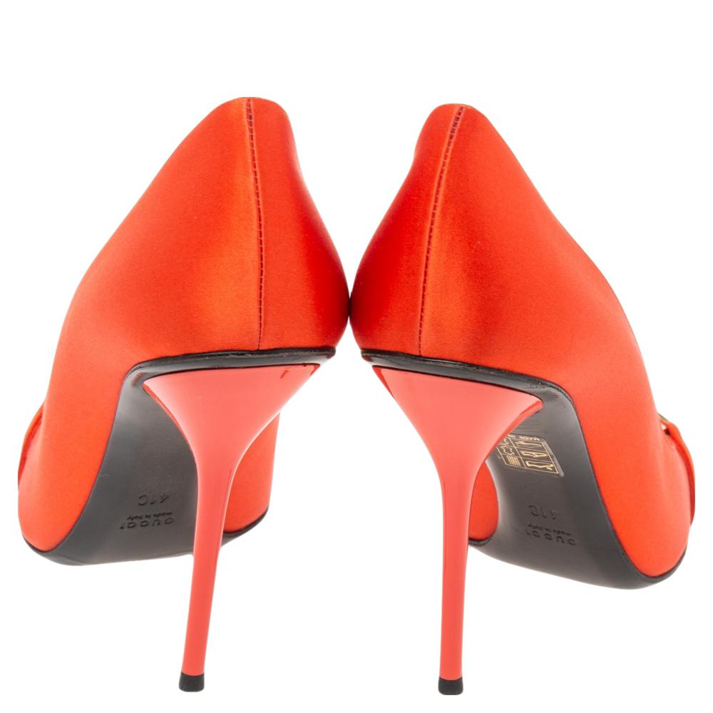 Gucci Orange Satin Horsebit Peep-Toe Pumps Size 41 In Good Condition In Dubai, Al Qouz 2
