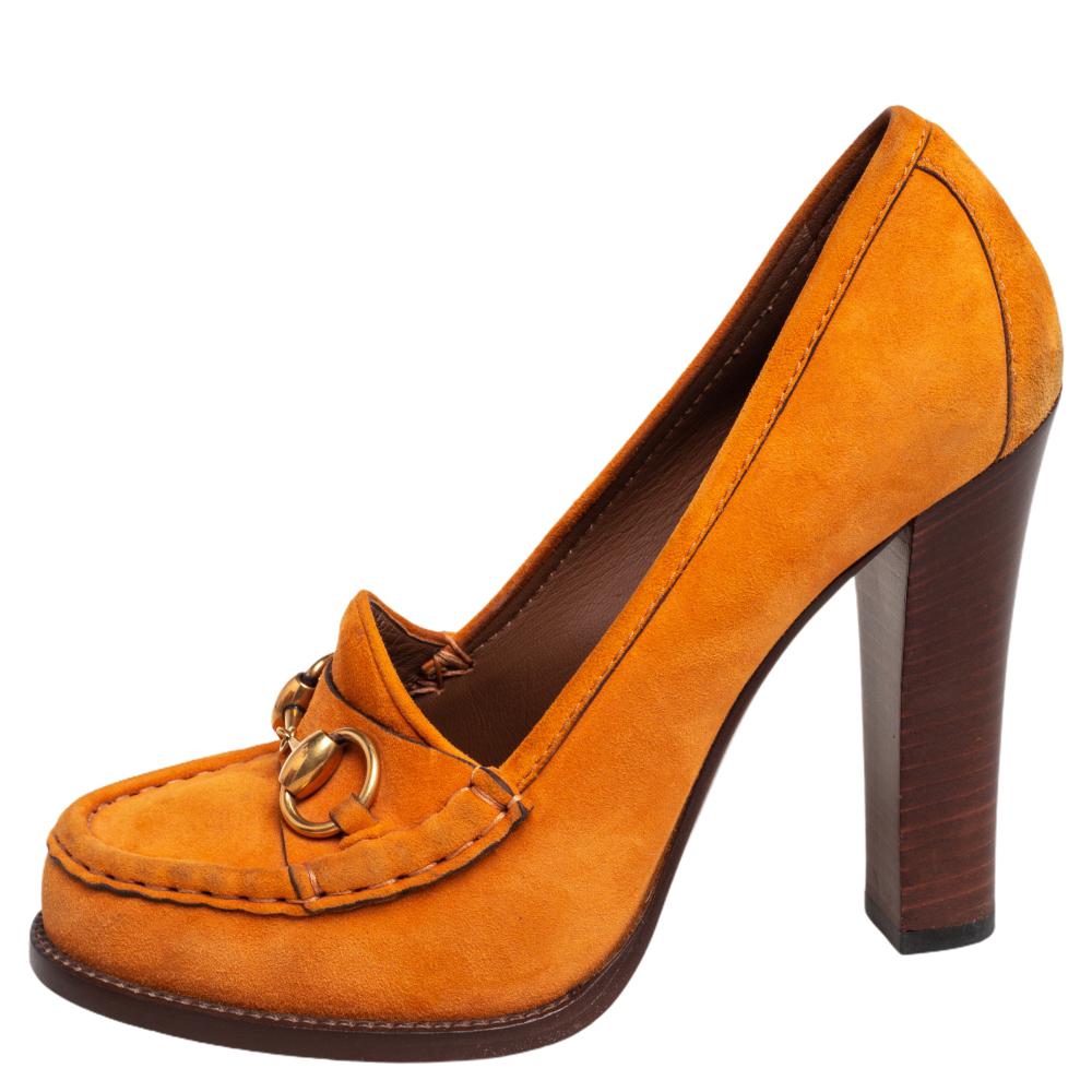 Super-comfortable and loaded with style, this pair of loafer pumps by Gucci will effortlessly complement your casual outfits or workwear. The shoes are crafted from orange suede and styled with Horsebit details, covered toes, and 11 cm