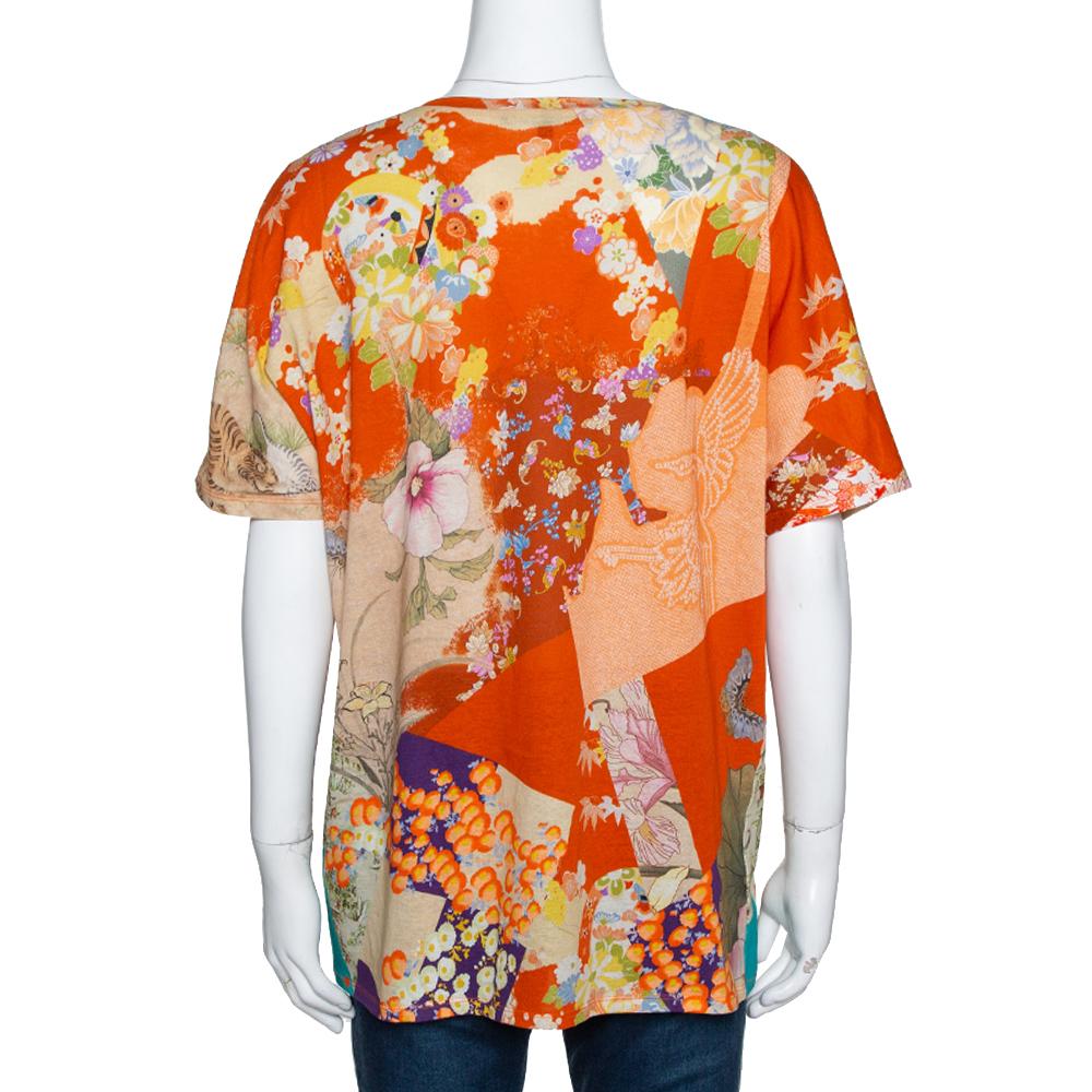 Add a twist to your look when you get this top from Gucci. It carries a riot of colour of which orange & teal dominate. It has a floral and bird print that adds interest. It is styled iwth a round neck, short sleeves and a relaxed fit.

