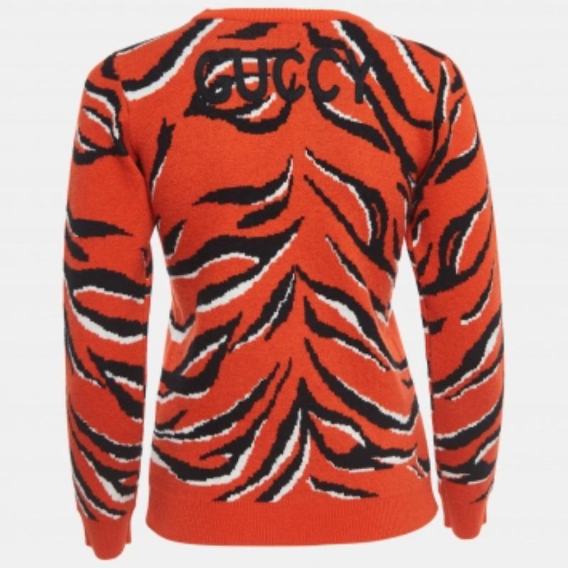 Ce pull Gucci est parfait pour votre enfant de 10 ans. Méticuleusement confectionné, ce pull vibrant présente un motif de tigre captivant dans des teintes chaudes. La laine somptueuse assure le confort, ce qui en fait une pièce de choix qui allie