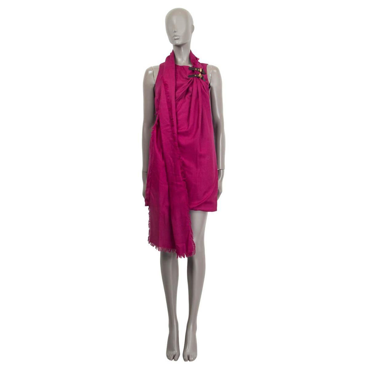 100% authentic Gucci sleeveless dress in purple lana wool (69%), silk (30%) and leather (1%). Embellished with two leather buckles and an attached scarf. Opens with a concealed zipper and a hook on the back. Lined in purple silk (100%). Has been