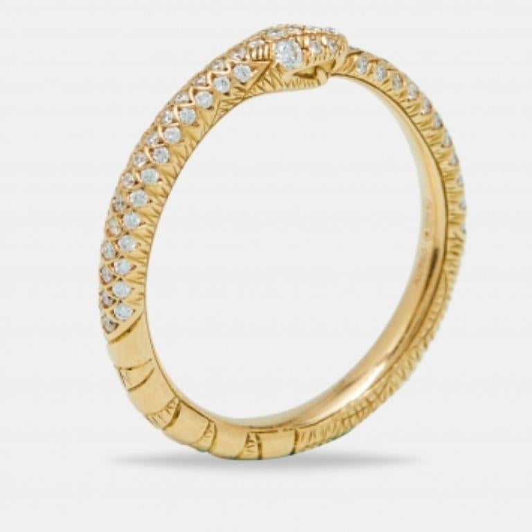 La bague Ouroboros de Gucci est un bijou exquis et luxueux. Réalisée en or jaune 18 carats, cette bague présente un serpent Ouroboros captivant, incrusté d'une multitude de diamants qui ajoutent une touche de brillance à sa forme élégante. Cette