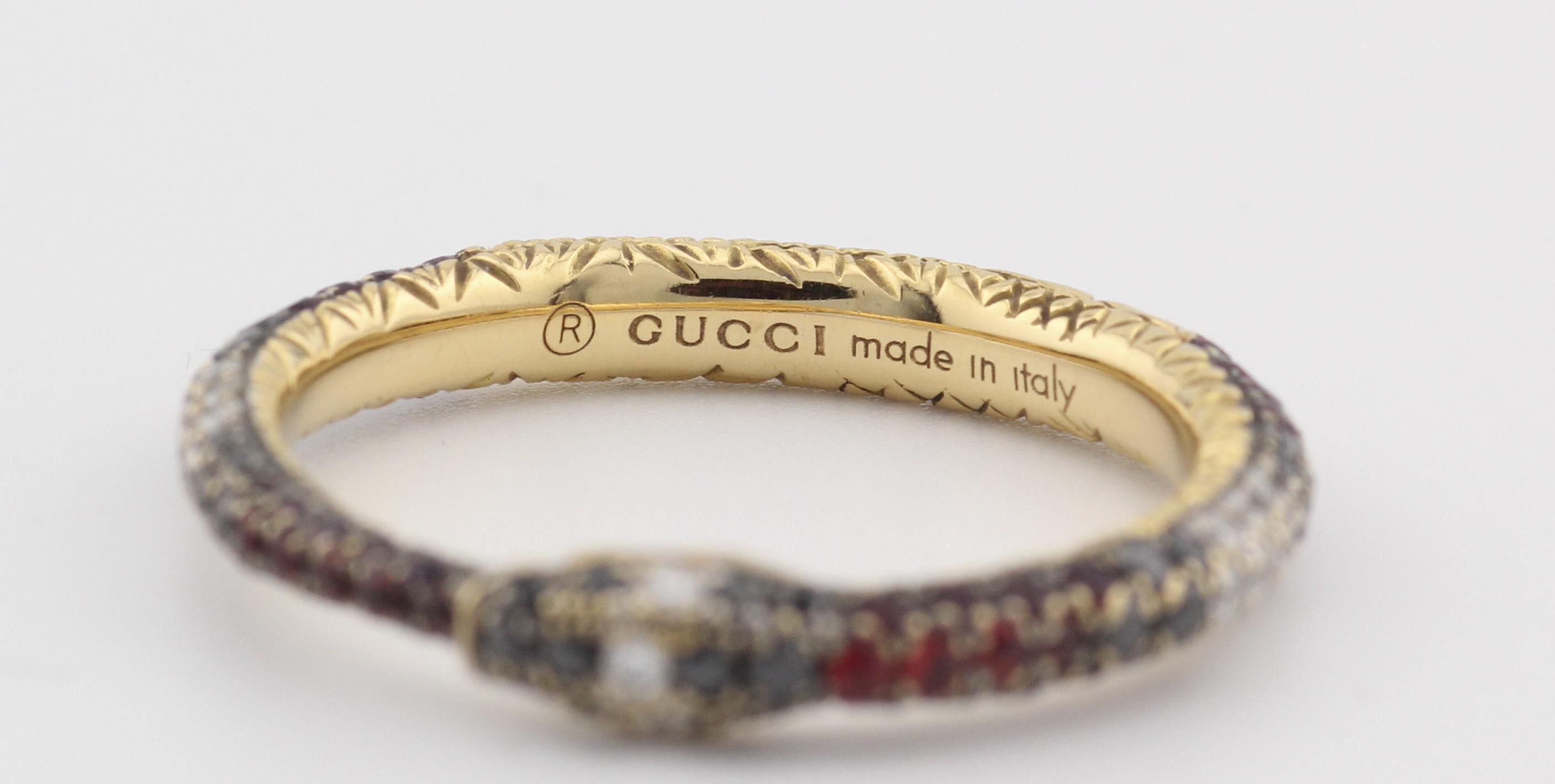 Gucci Ouroboros Gemstone 18K Yellow Gold Kingsnake Band Ring Size 5 In Good Condition For Sale In Bellmore, NY