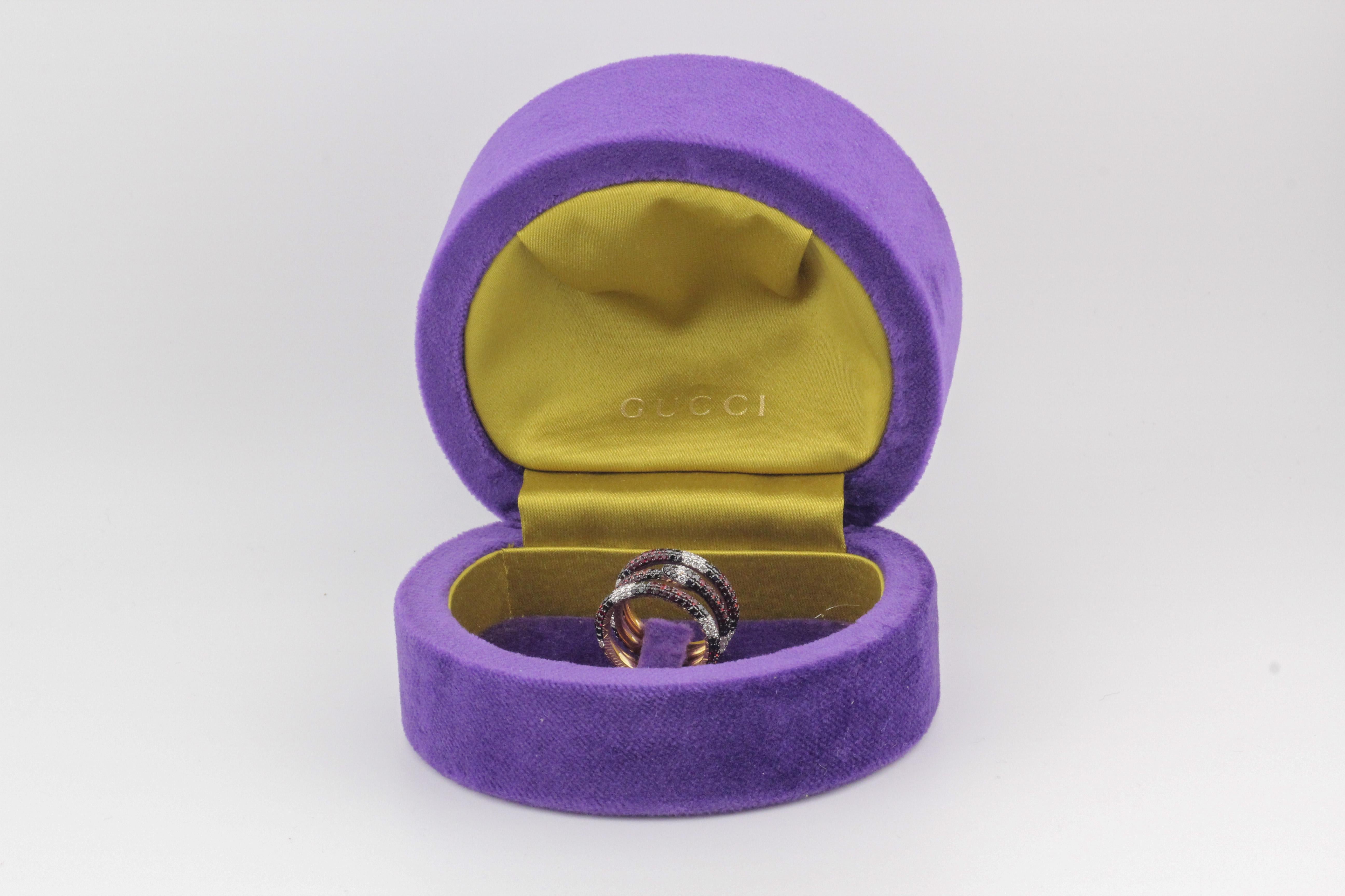 Tauchen Sie ein in die bezaubernde Welt von Gucci mit dem Ouroboros Edelstein 18k Gelbgold Kingsnake Three-Band Ring, ein spektakuläres Stück, das über konventionellen Schmuck hinausgeht und Symbolik, Opulenz und meisterhafte Handwerkskunst