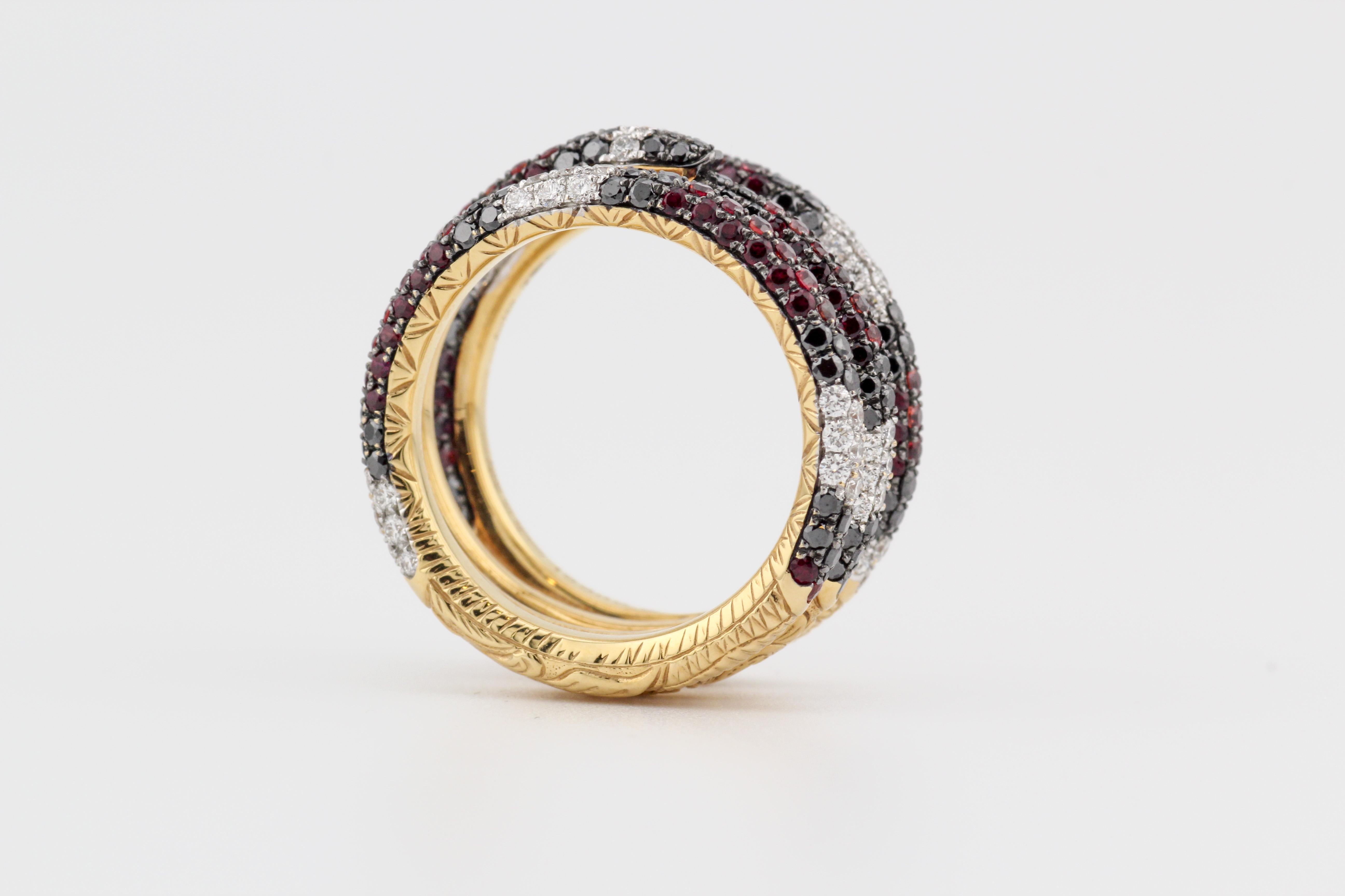 Contemporary Gucci Ouroboros Gemstone 18k Yellow Gold Kingsnake Three Band Ring Size 6 For Sale