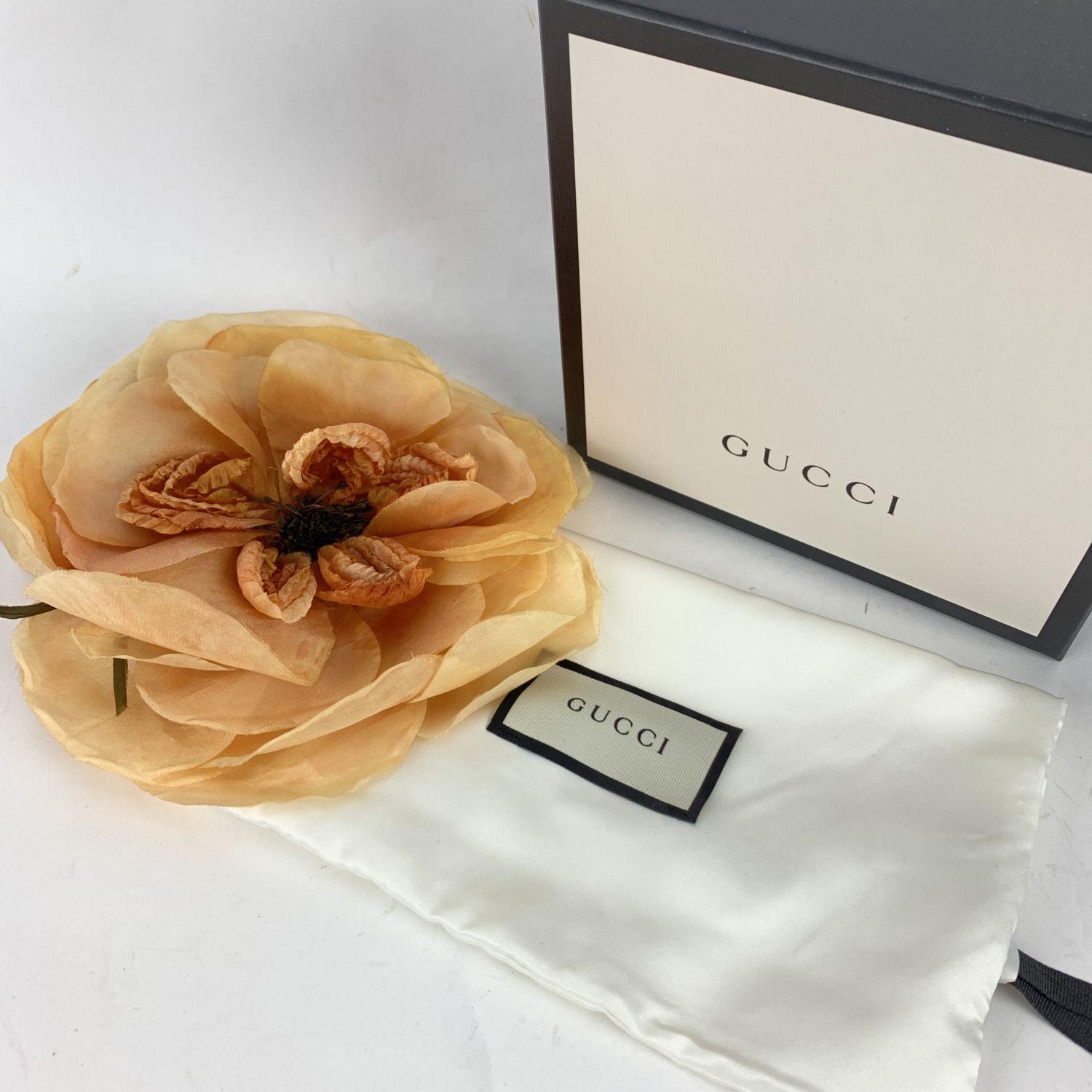 Beautiful oversized Gucci flower brooch. Orange silk. Safety pin closure on the back. 'Gucci' engraved on back. Diameter: 8 inches - 20.3 cm.

Condition

A+ - MINT

Never worn. Gucci box included. (Please check the photos carefully and ask if you