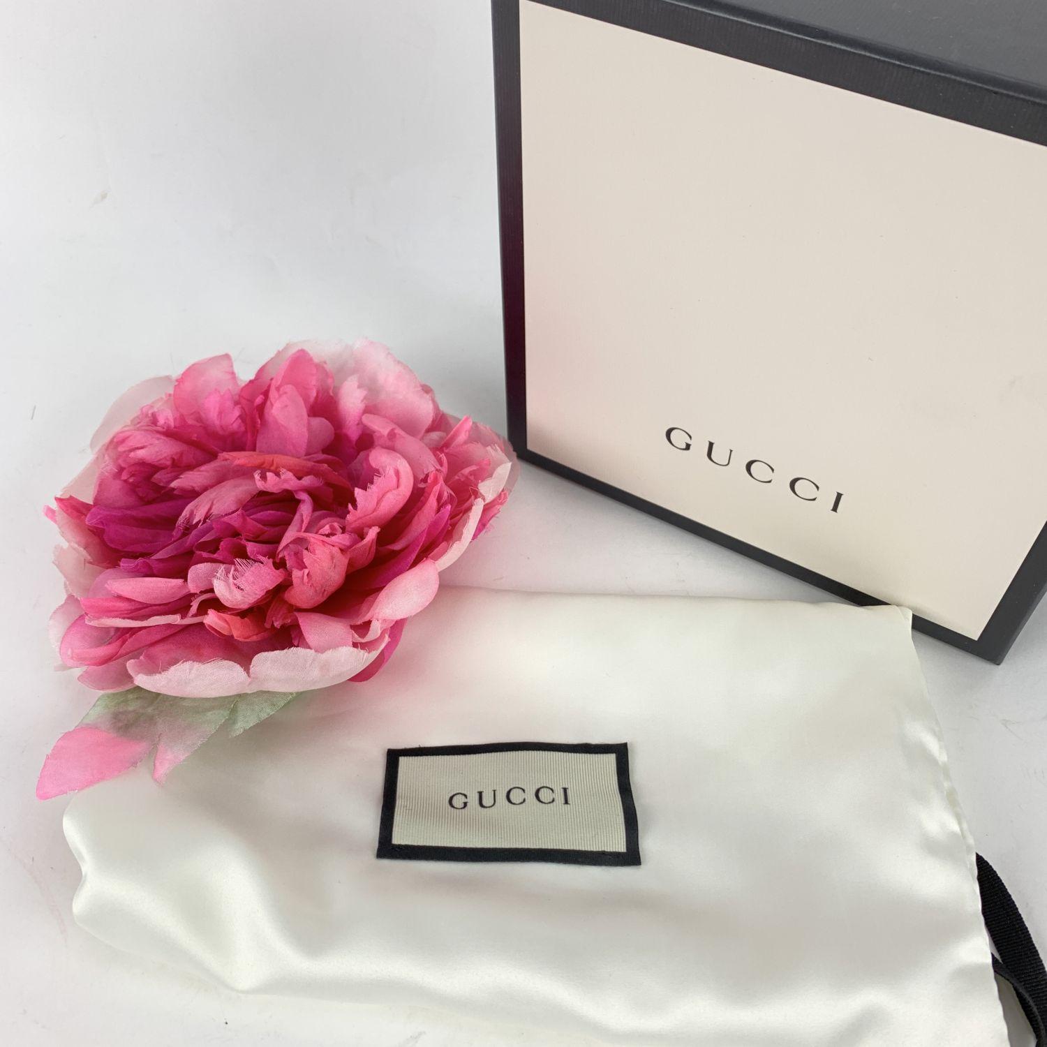 Women's Gucci Oversized Pink Flower Silk Brooch Never Worn
