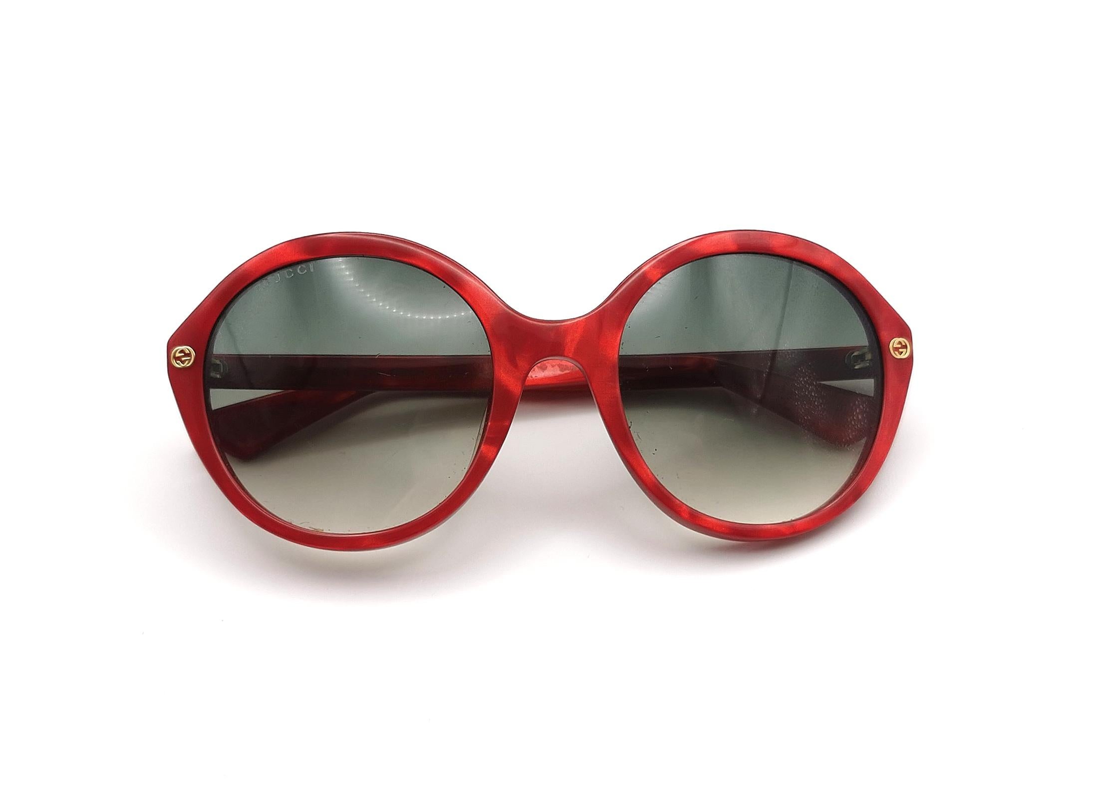 Une magnifique paire de lunettes de soleil Gucci !

Verres gris noirs avec montures en acétate rouge surdimensionnées, les montures ont une finition légèrement marbrée et sont de forme ronde surdimensionnée.

Elles arborent le double logo GG de