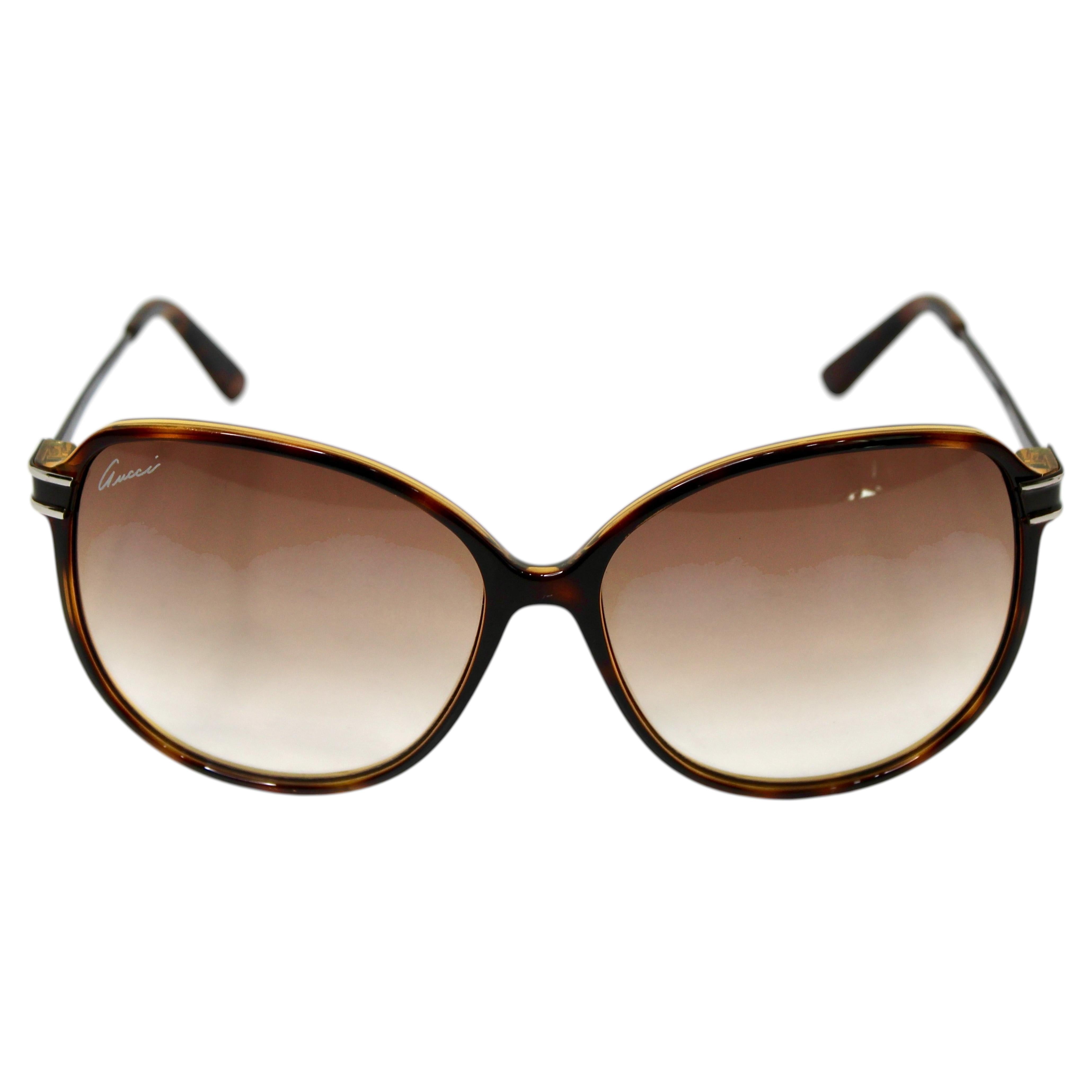 Occhiali da sole Gucci con montatura a farfalla oversize, lenti sfumate color tartaruga