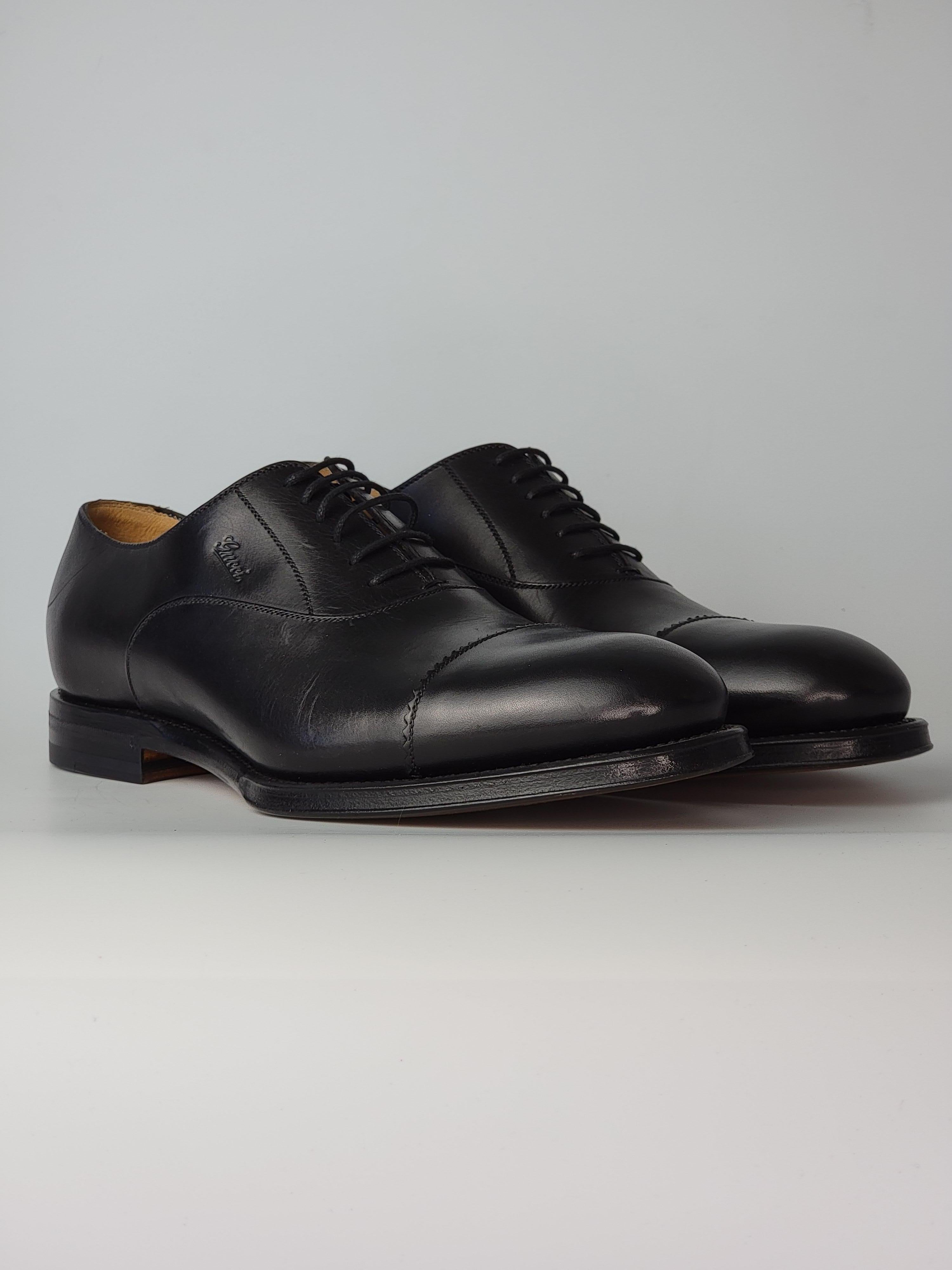 A classic Gucci shoe. With a sleek design, these black shoes are crafted in Italy from soft calf leather and feature an almond toe, a branded insole, and a leather sole. This item is the floor model.

