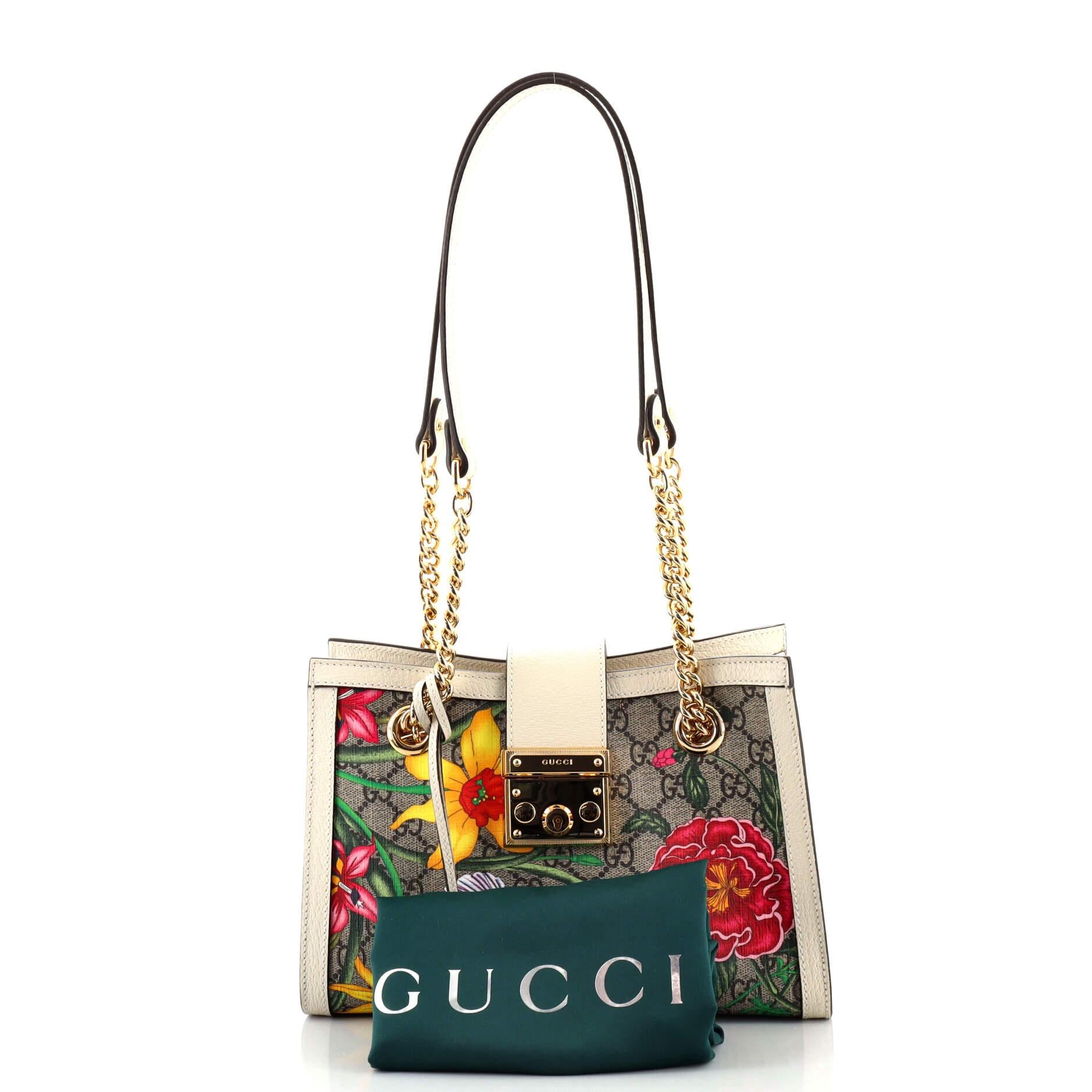 Condition : Excellent. Léger froissement sur le devant, usure mineure à l'intérieur, éraflures sur le matériel.
Accessoires : Clochette, sac à poussière, clés
Mesures : Longueur de la poignée : 11