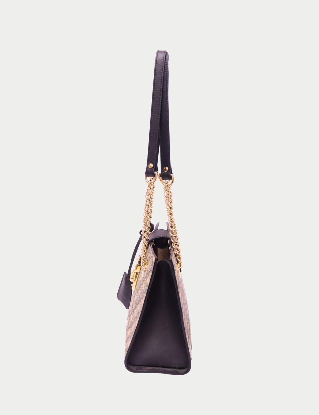 Gucci Padlock GG Supreme Bee Motif Shoulder Bag – Brown Canvas with Gold Chain

This Gucci Padlock Bee Motif Shoulder Bag is the epitome of timeless Italian luxury. Crafted from Gucci’s iconic GG Supreme canvas, it’s beautifully detailed with gold