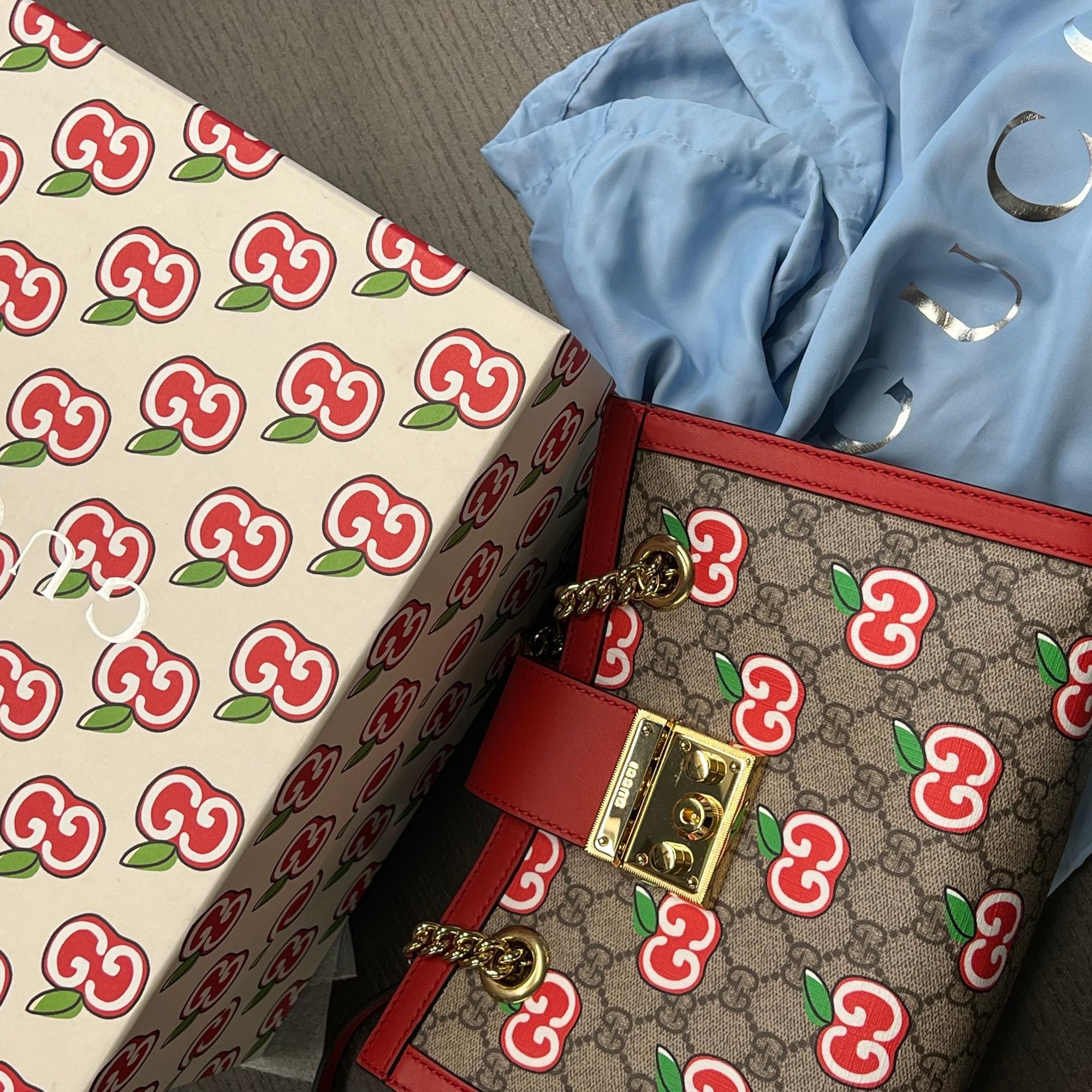 Marron Gucci Sac à main à bandoulière Padlock GG Supreme rouge en toile à pomme pour femmes en vente