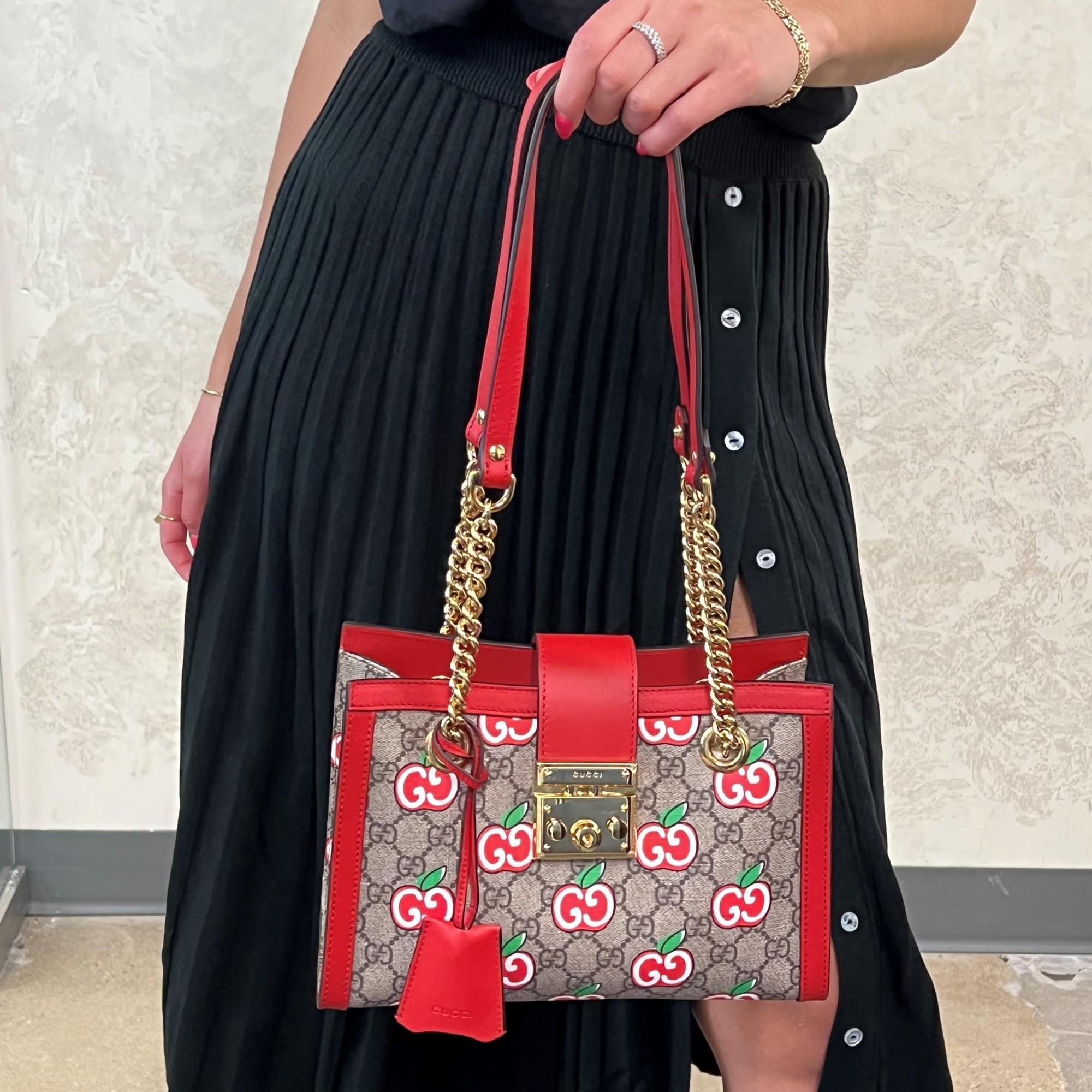 Gucci Sac à main à bandoulière Padlock GG Supreme rouge en toile à pomme pour femmes Neuf - En vente à New York, NY