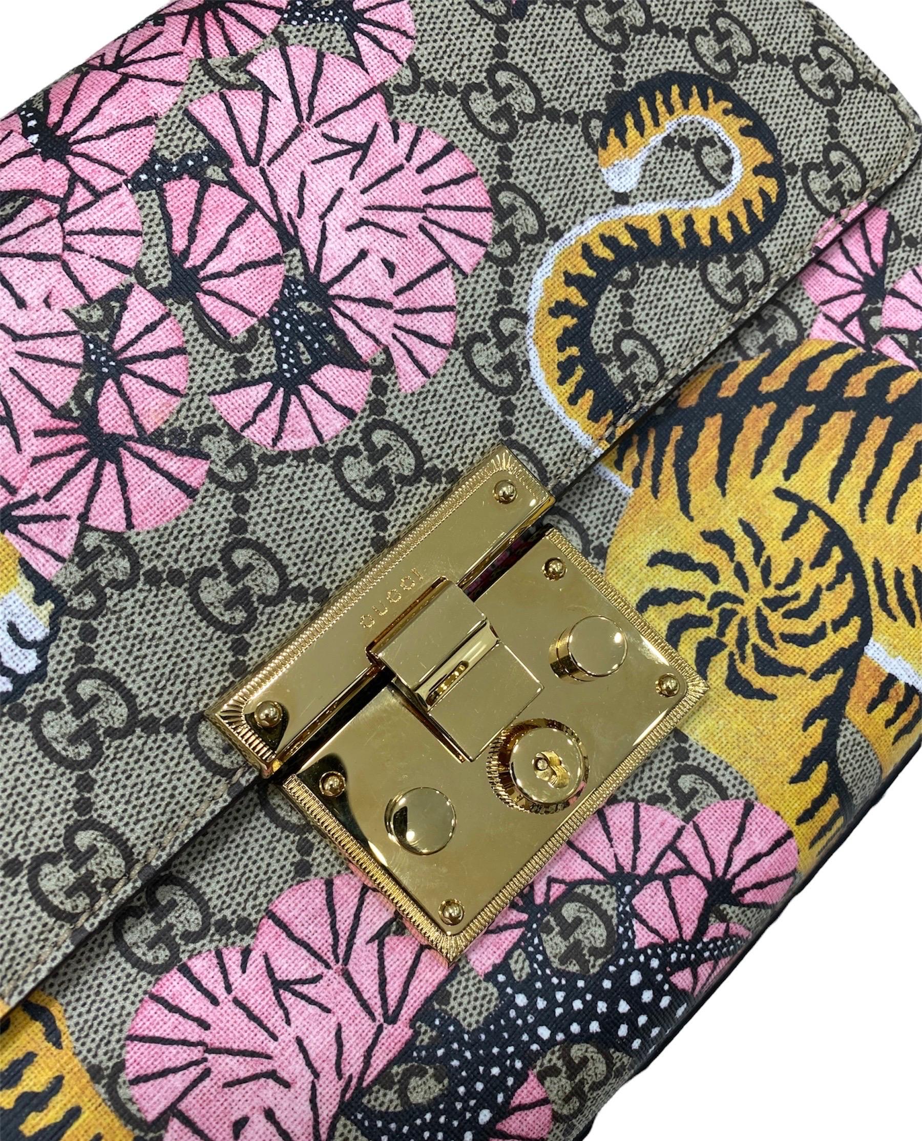 Gucci bag, Padlock model, made of GG Supreme canvas with floral and tiger pattern.

Equipped with a flap with interlocking closure, internally lined in very large beige suede.

Equipped with a sliding chain shoulder strap, to wear the bag over the