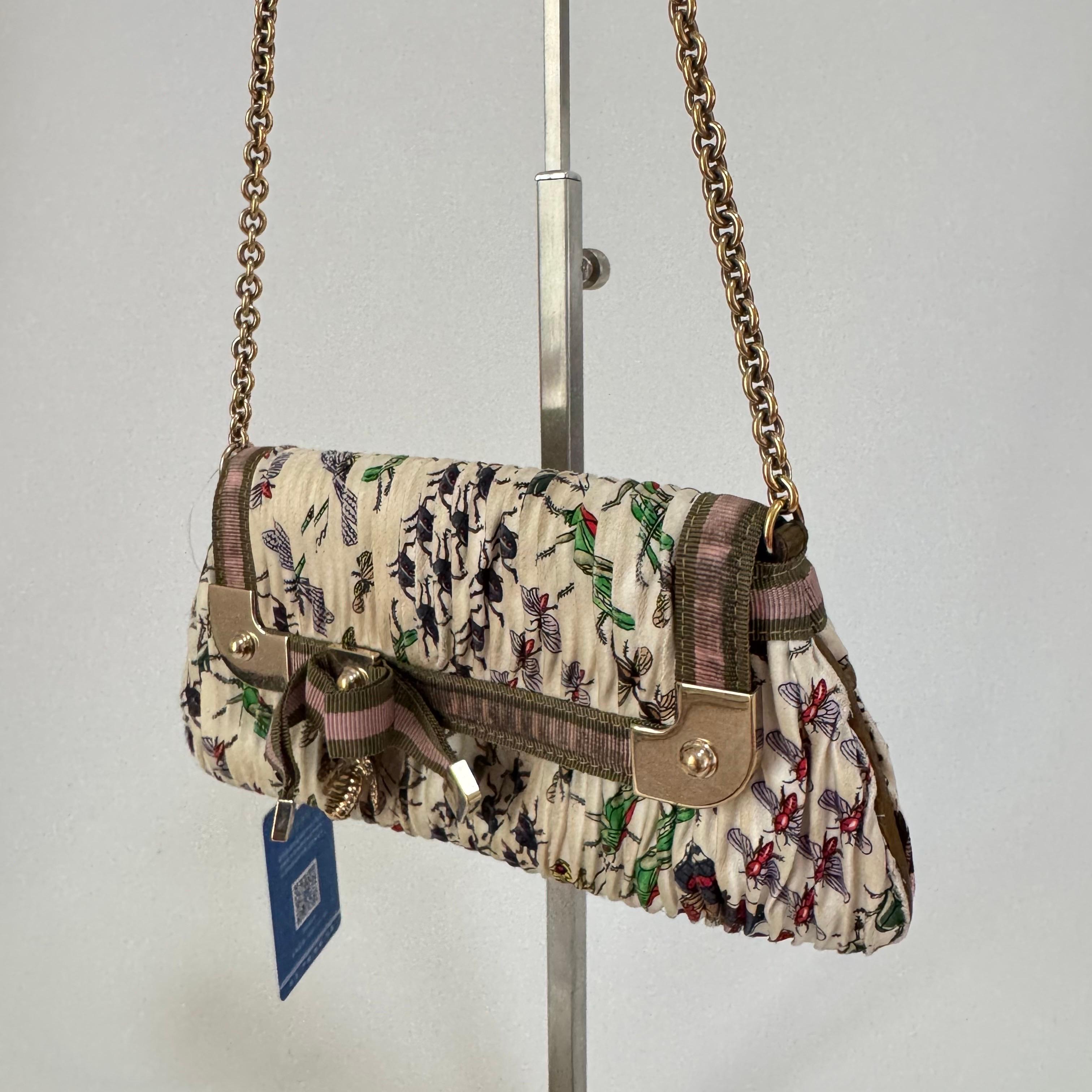 Gucci Padlock Silk Chain Shoulder Bag White Floral with Bee Charm In Fair Condition For Sale In AUBERVILLIERS, FR