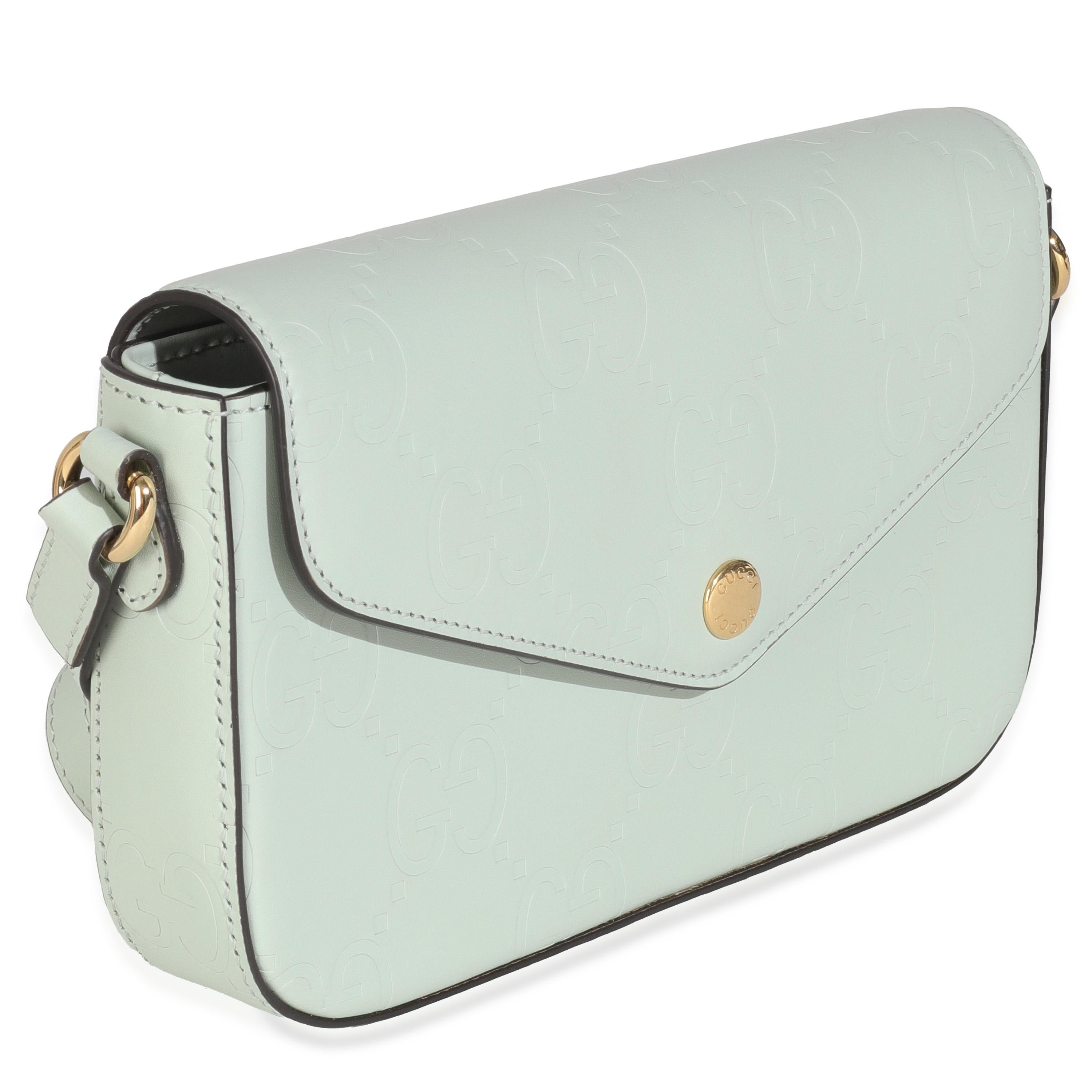 Grigio Gucci Borsa a tracolla GG Super Mini in pelle di vitello verde pallido in vendita