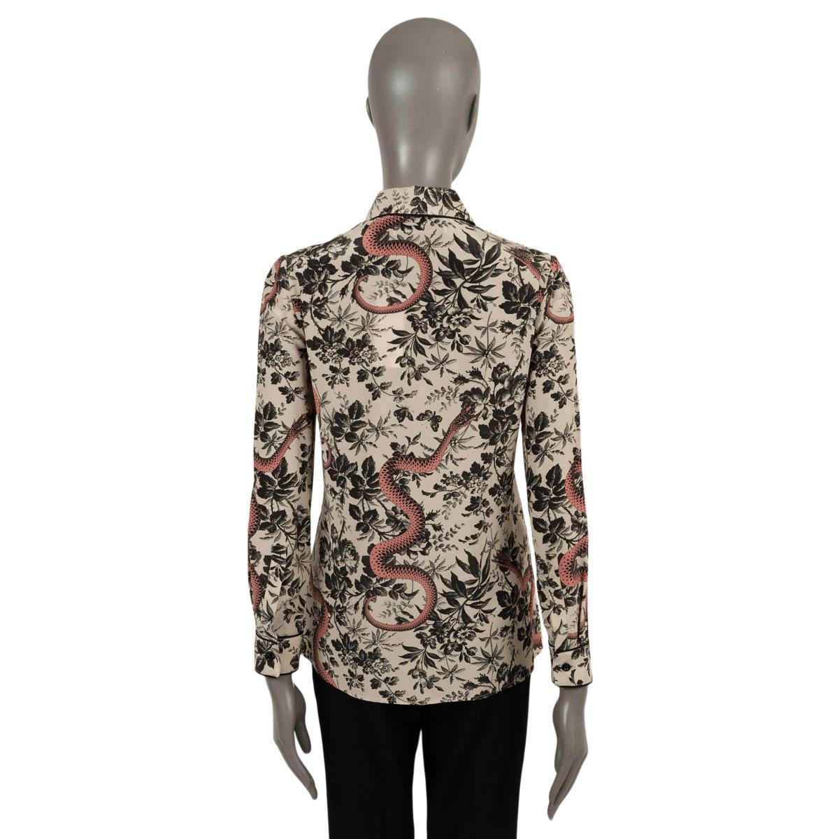 GUCCI pale pink silk 2016 HERBARIUM SNAKE Blouse Shirt 40 S In Excellent Condition For Sale In Zürich, CH