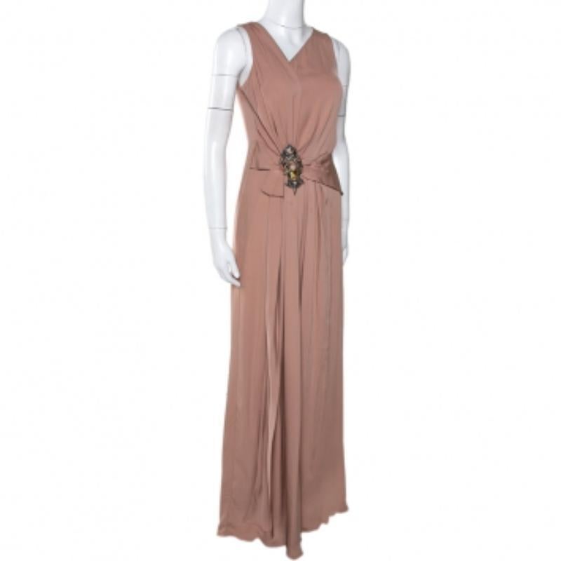 Cette ravissante robe Gucci incarne l'élégance et la féminité. Parfaite pour les occasions spéciales et les tenues de soirée, cette création est absolument indispensable. Il est taillé dans de la soie pure et se décline dans une magnifique nuance de