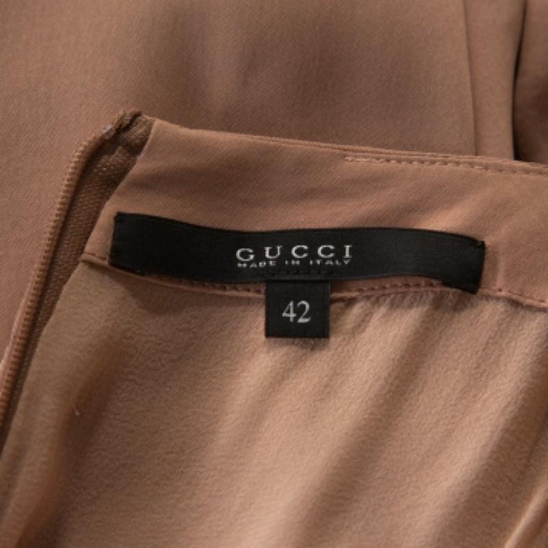 Gucci - Robe drapée en crêpe de soie rose pâle avec broche M Bon état - En vente à Dubai, Al Qouz 2