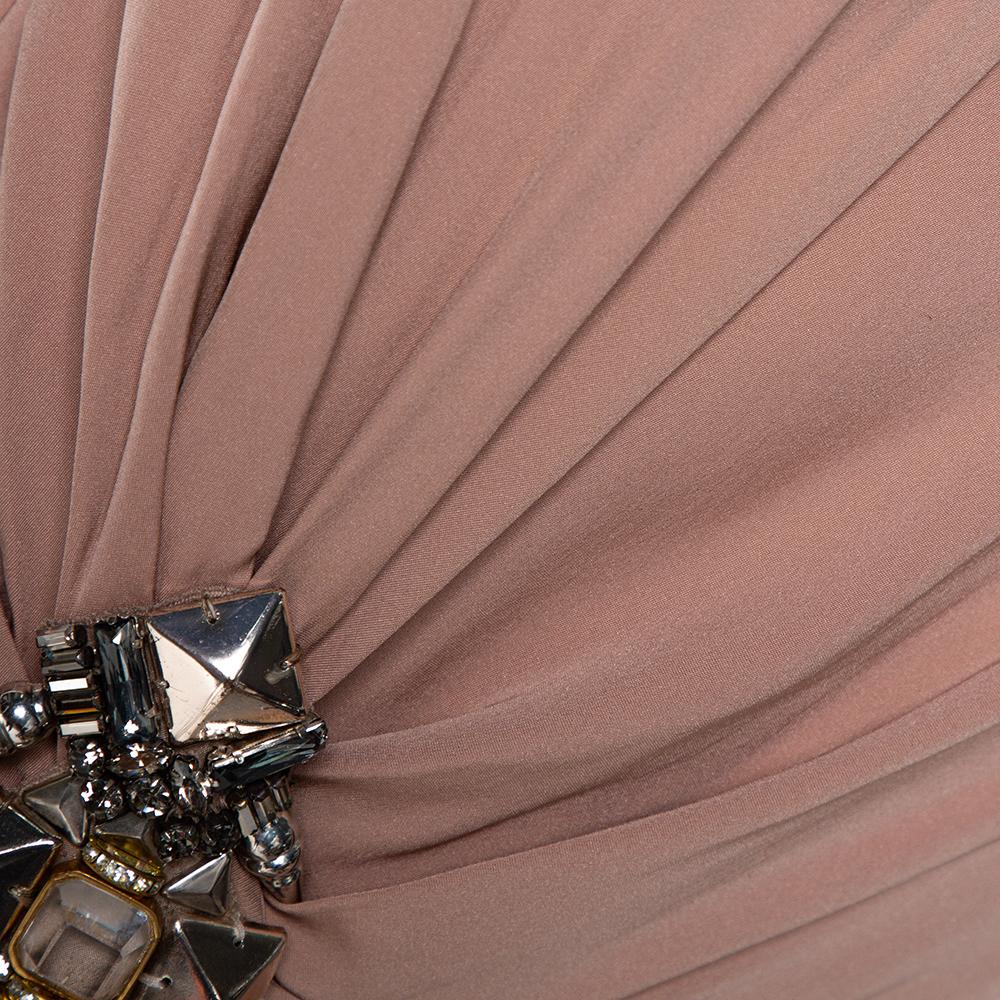 Gucci Blassrosa drapiertes Kleid aus Seidenkrepp mit Brosche-Details M Damen im Angebot