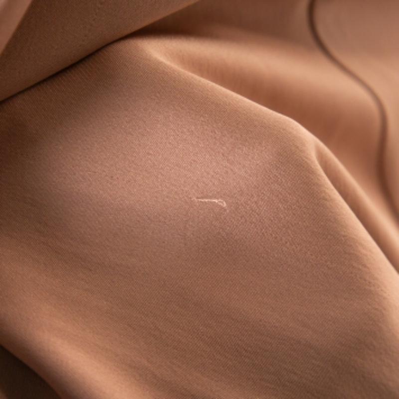 Gucci - Robe drapée en crêpe de soie rose pâle avec broche M en vente 2