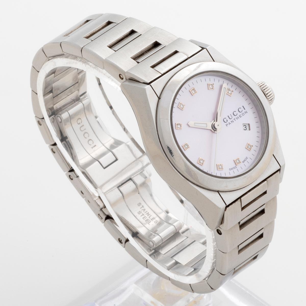 Our attractive ladies Gucci Pantheon reference 115.5 features a 25mm stainless steel case with stainless steel bracelet and mother of pearl dial factory set with ten diamonds. This example is presented in excellent condition with light signs of use