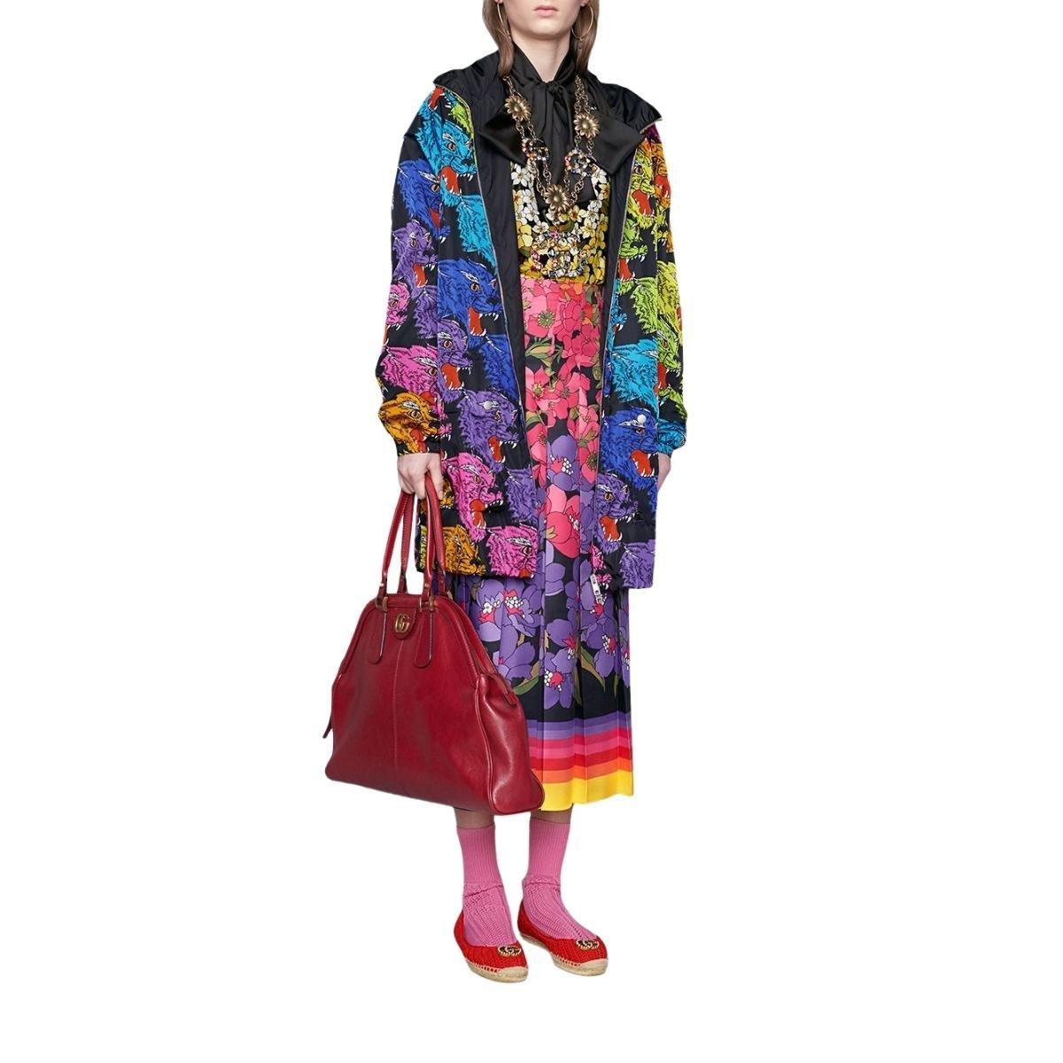 Giacca da pioggia con cappuccio multicolore di Gucci.
Chiusura con zip a due vie.
Arricchito dalla stampa grafica della testa di pantera.
Due tasche con patta e chiusura a scatto sul davanti.
Orlo con coulisse.
Maniche lunghe.
Polsini