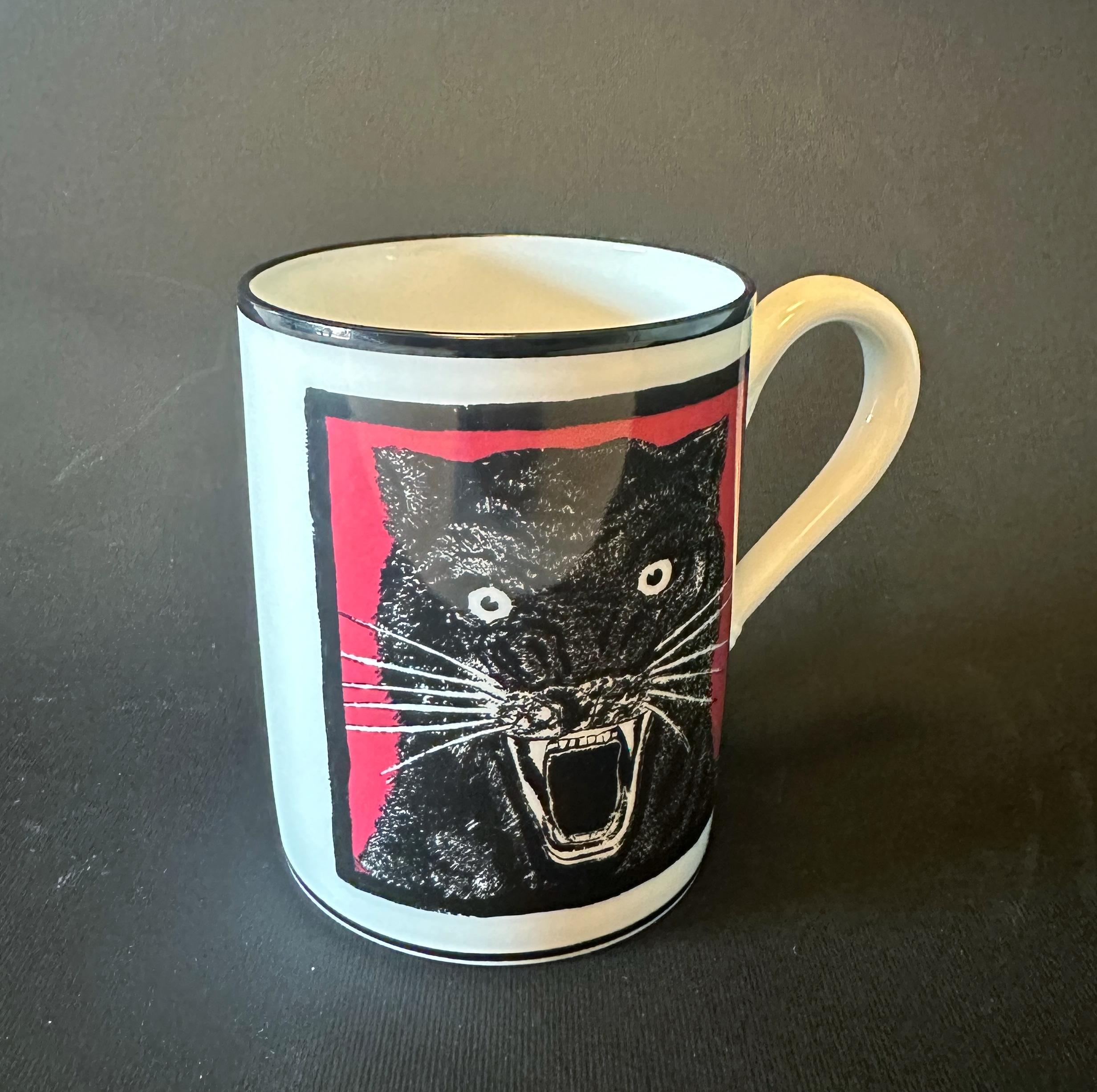 Mug en porcelaine de Gucci avec motif illustré de panthère noire entouré d'une bordure contrastée bicolore / Fabriqué en Italie par Richard Ginori
Tampon d'origine sur le dessous / livré dans sa boîte d'origine
diamètre 8cm, hauteur 10cm, largeur