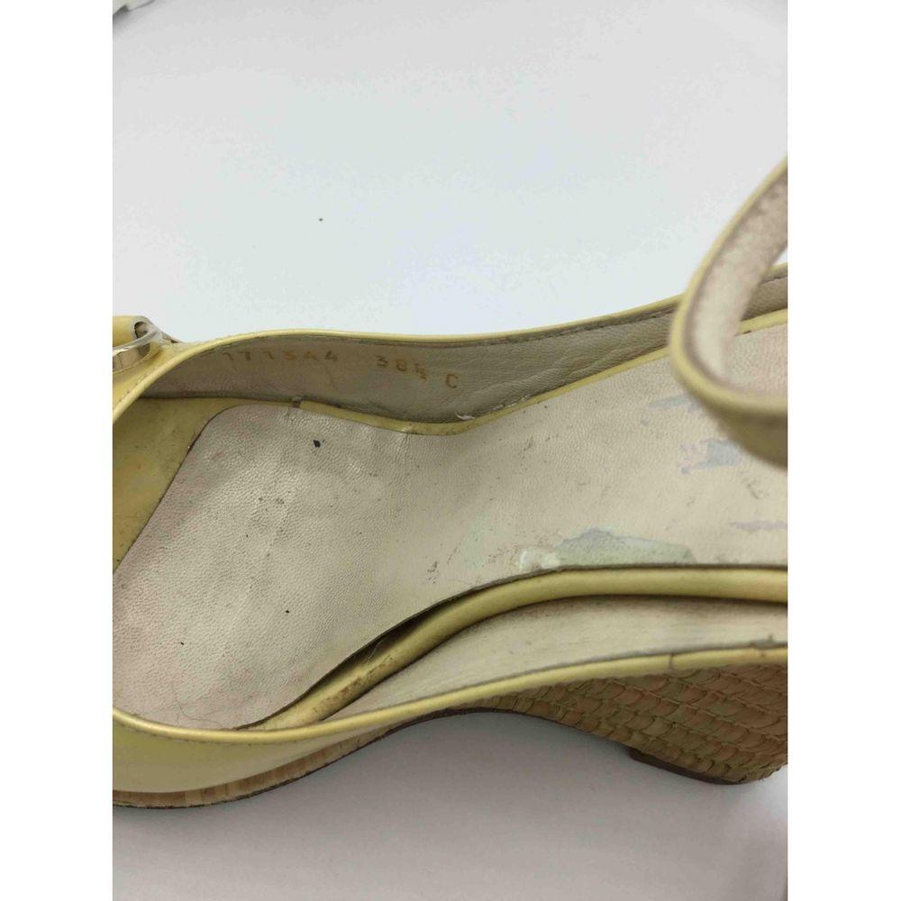 Gucci Patent Leather Sandals in Yellow In Good Condition In Carnate, IT
