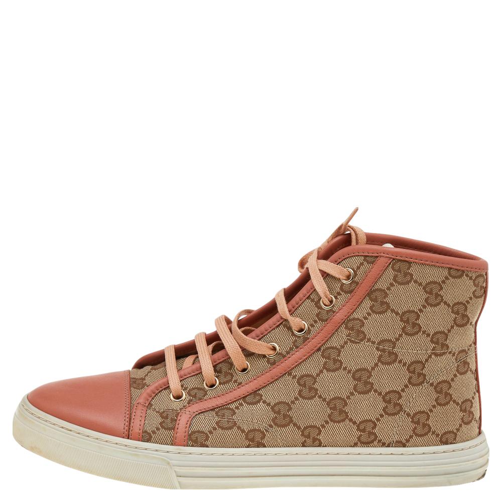 These sneakers from Gucci are effortlessly suave and amazingly stylish. Brimming with fabulous details, these sneakers are crafted from GG Supreme canvas and leather into a high-top silhouette. Comfortable soles and leather-lined insoles make these