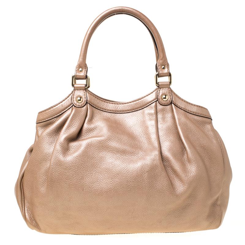 The Sukey is one of the best-selling designs from Gucci and we believe you deserve to have one too. Crafted from leather and equipped with a spacious interior, this bag is ideal for you and will work perfectly with any outfit. It is complete with