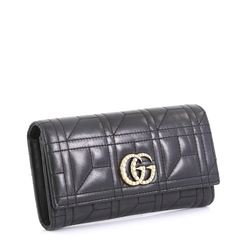 This Gucci Pearly GG Marmont Continental Wallet Matelasse Leather, crafted in black leather, features duilted design, studded GG logo and aged gold-tone hardware. It opens to a black fabric interior with multiple card slots and zip pocket.