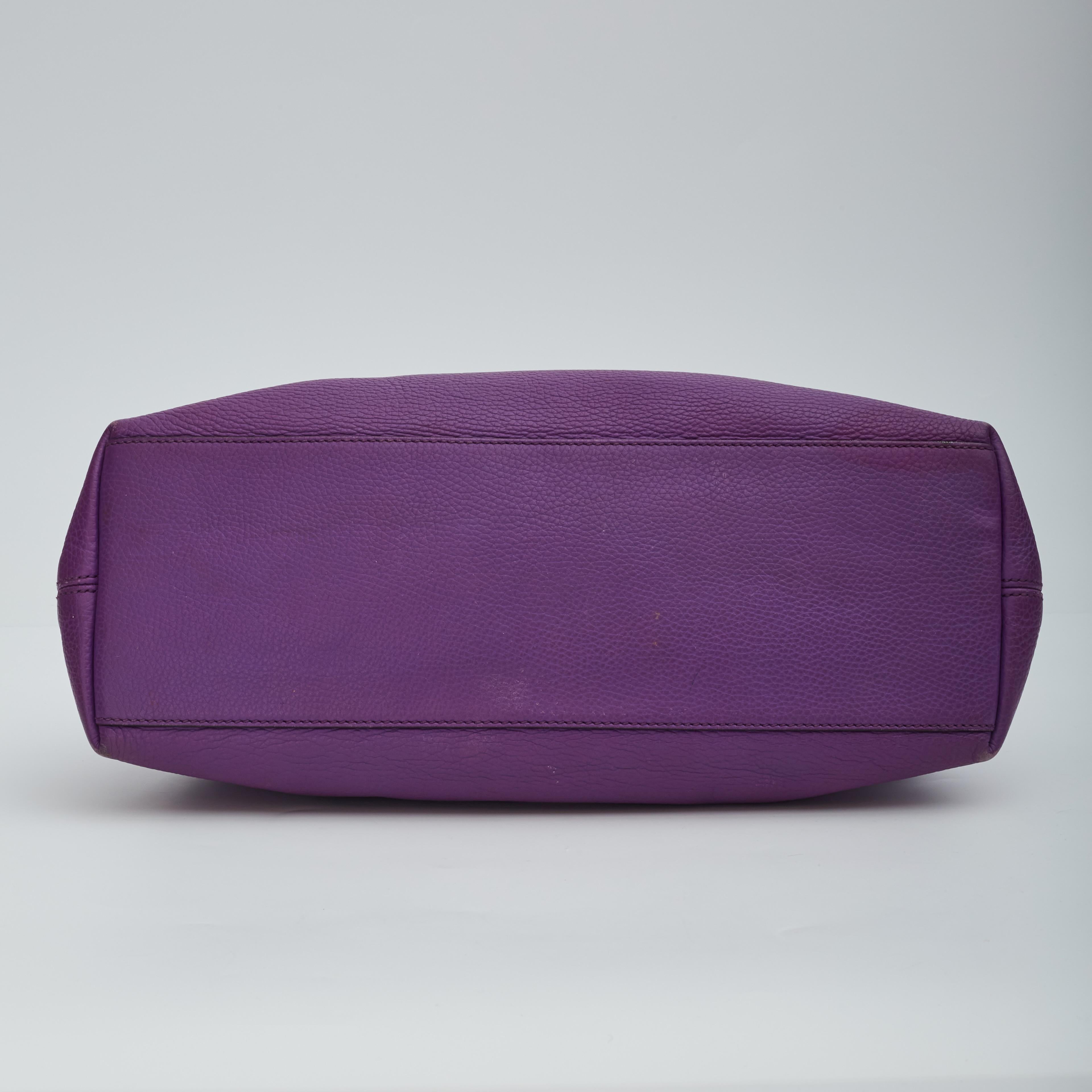 Gucci Sac à bandoulière Soho en cuir de veau grainé violet, taille moyenne Pour femmes en vente