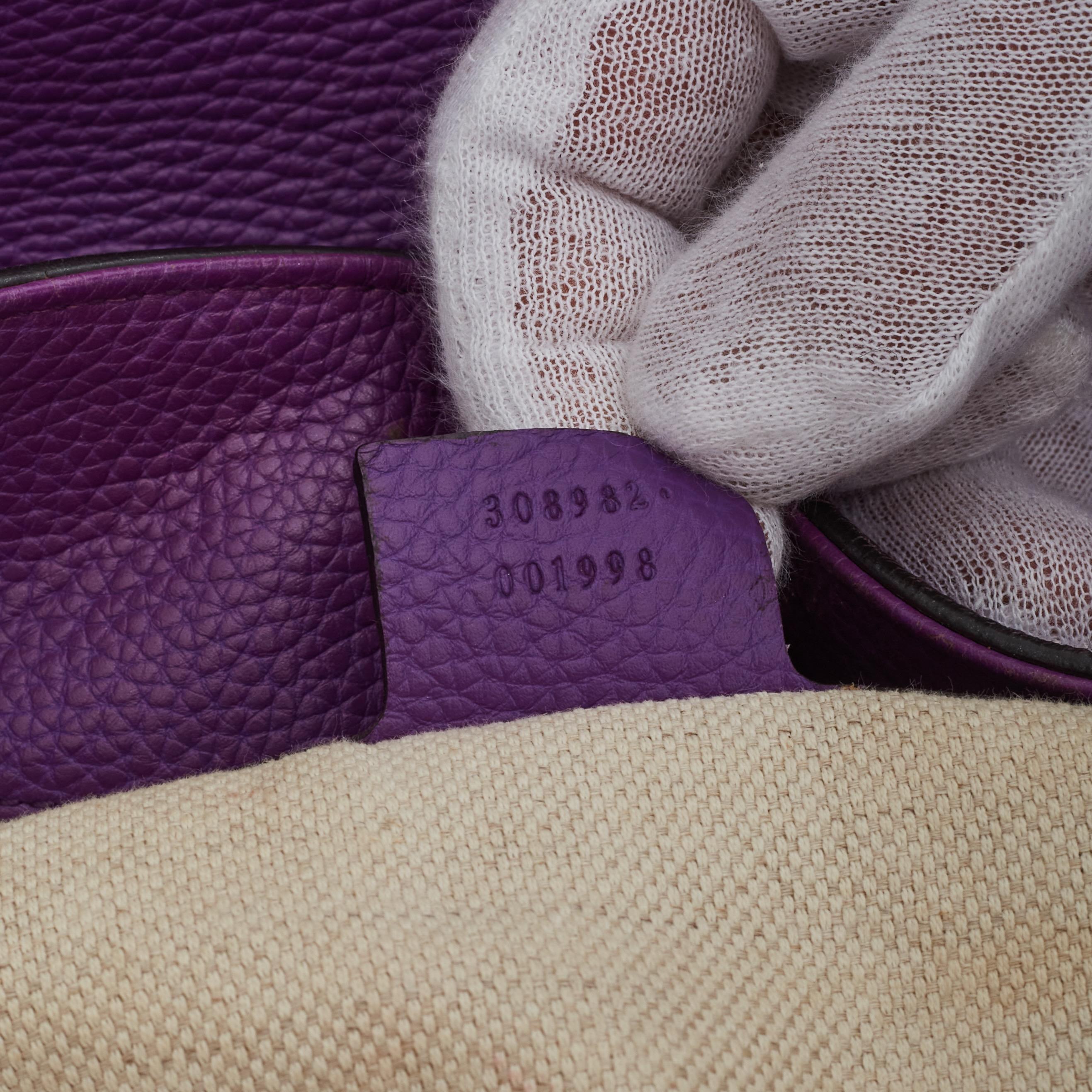 Gucci Sac à bandoulière Soho en cuir de veau grainé violet, taille moyenne en vente 3