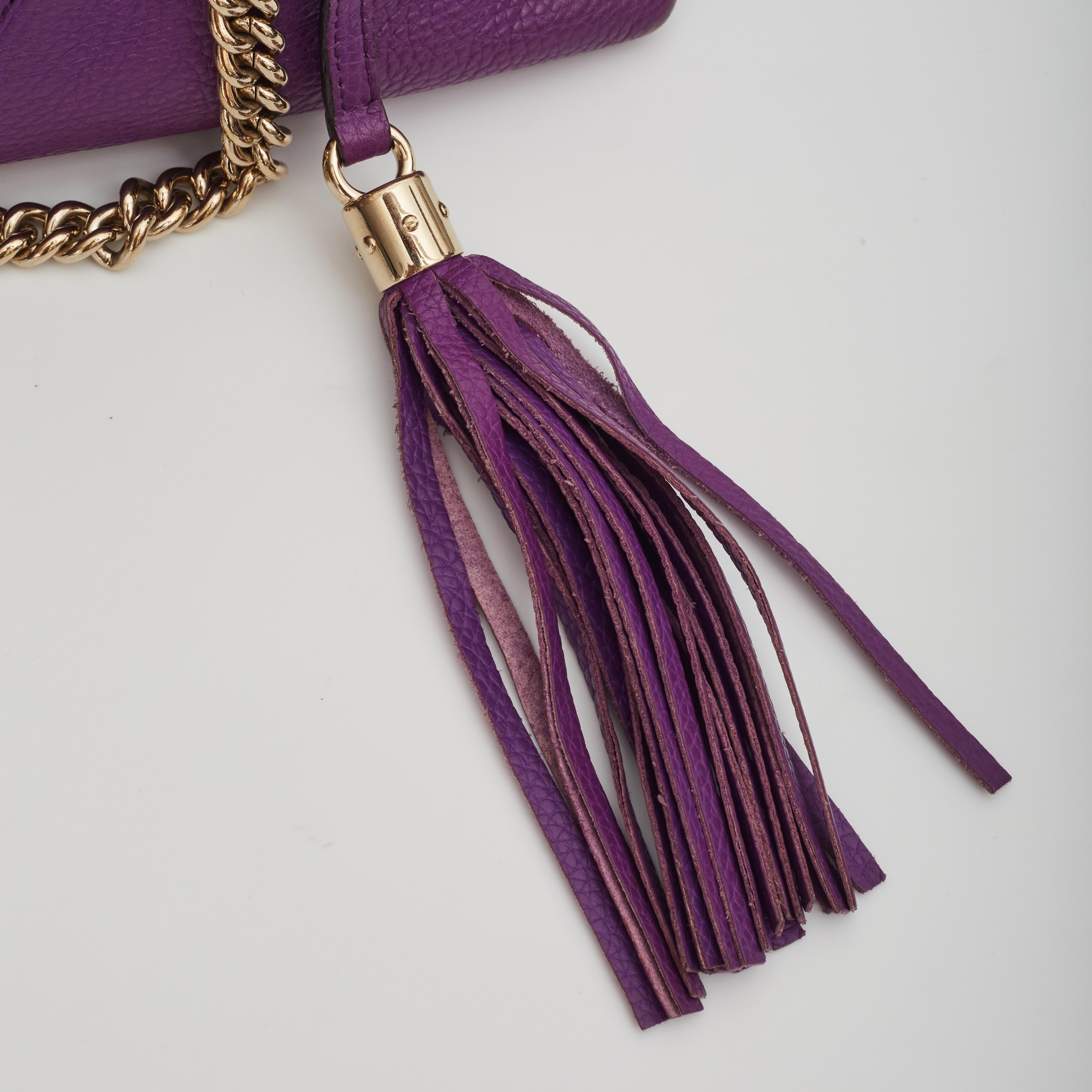 Gucci Sac à bandoulière Soho en cuir de veau grainé violet, taille moyenne en vente 4